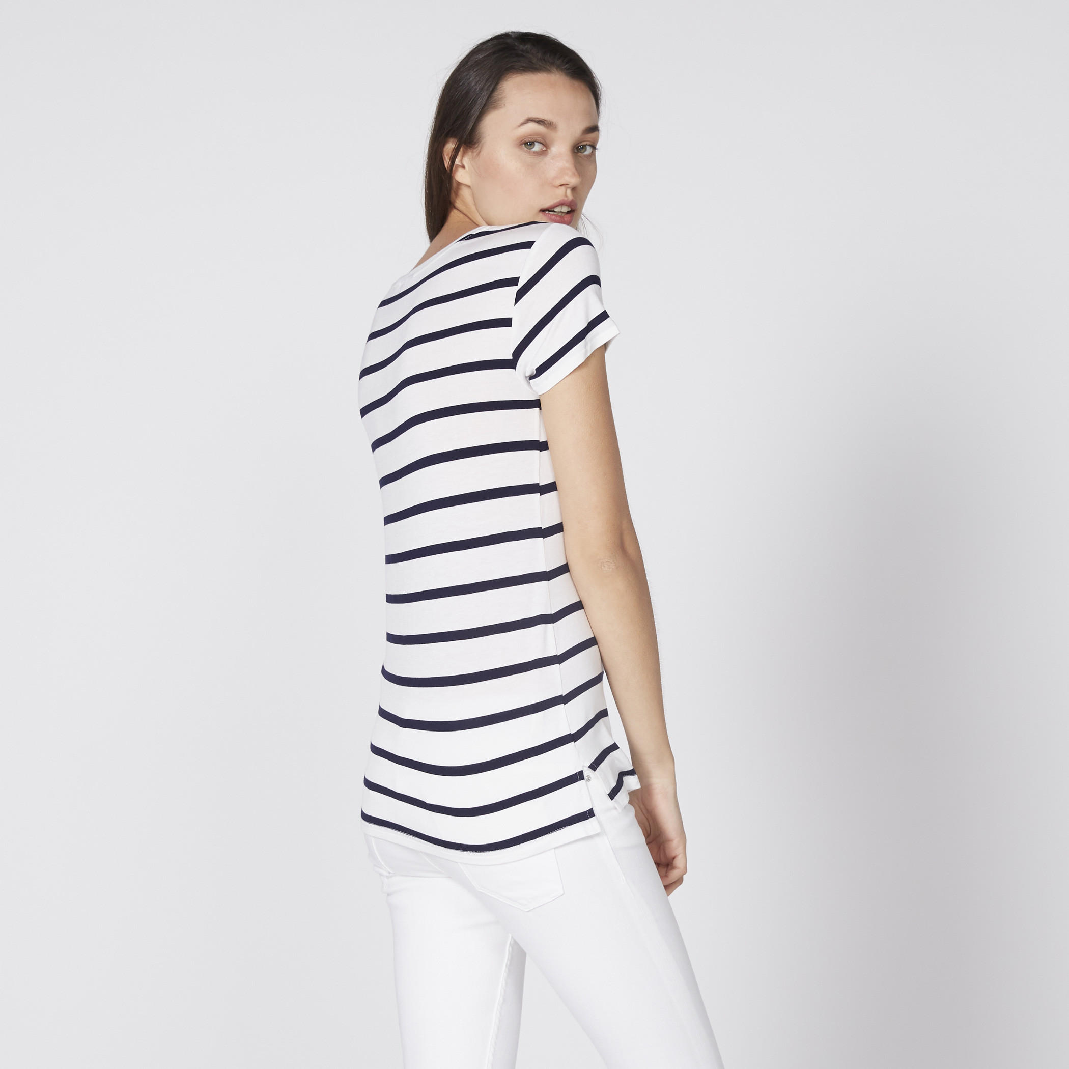 تيشيرت مقلّم بياقة مستديرة وأكمام قصيرة باربي-women-clothing-tshirts-image-2