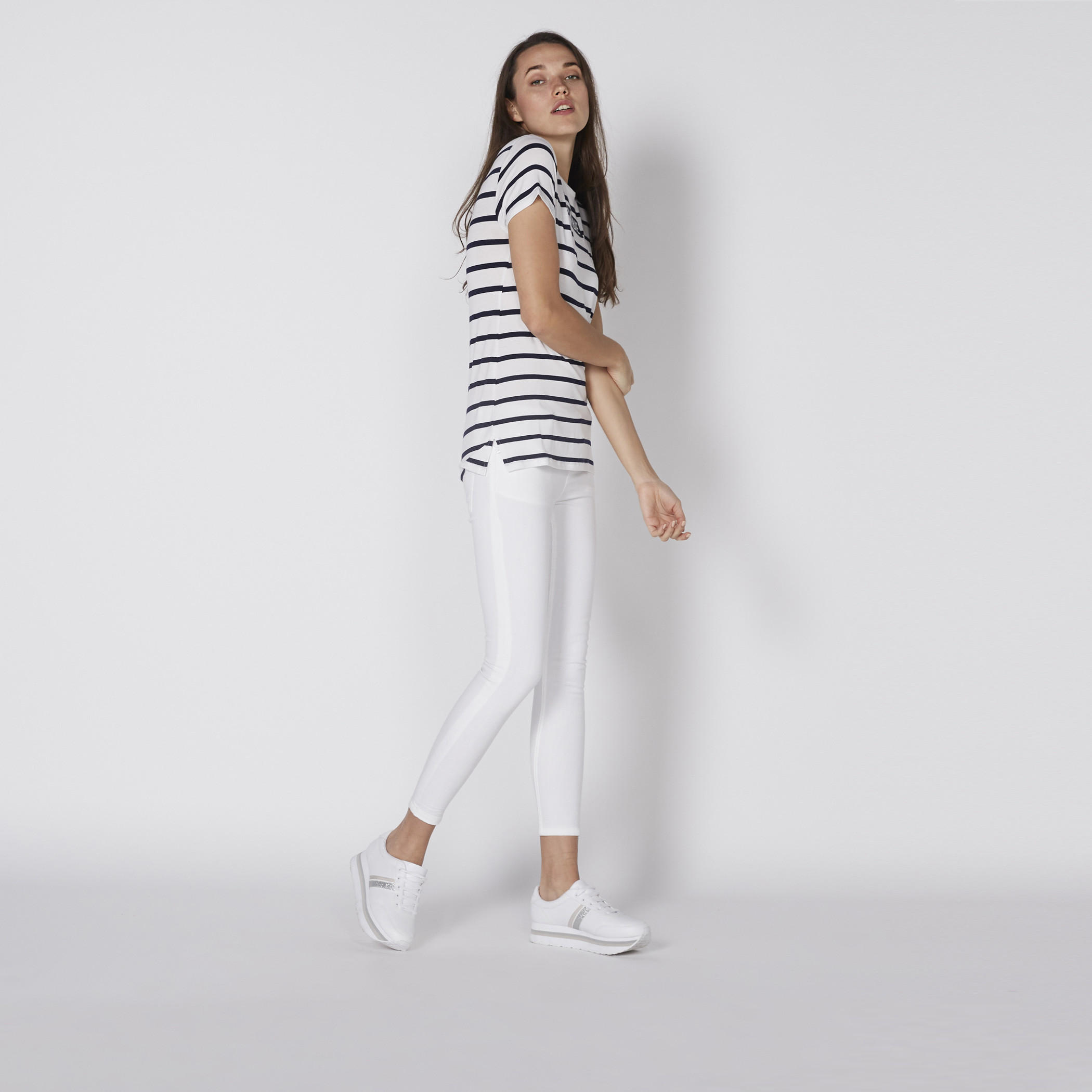 تيشيرت مقلّم بياقة مستديرة وأكمام قصيرة باربي-women-clothing-tshirts-image-3