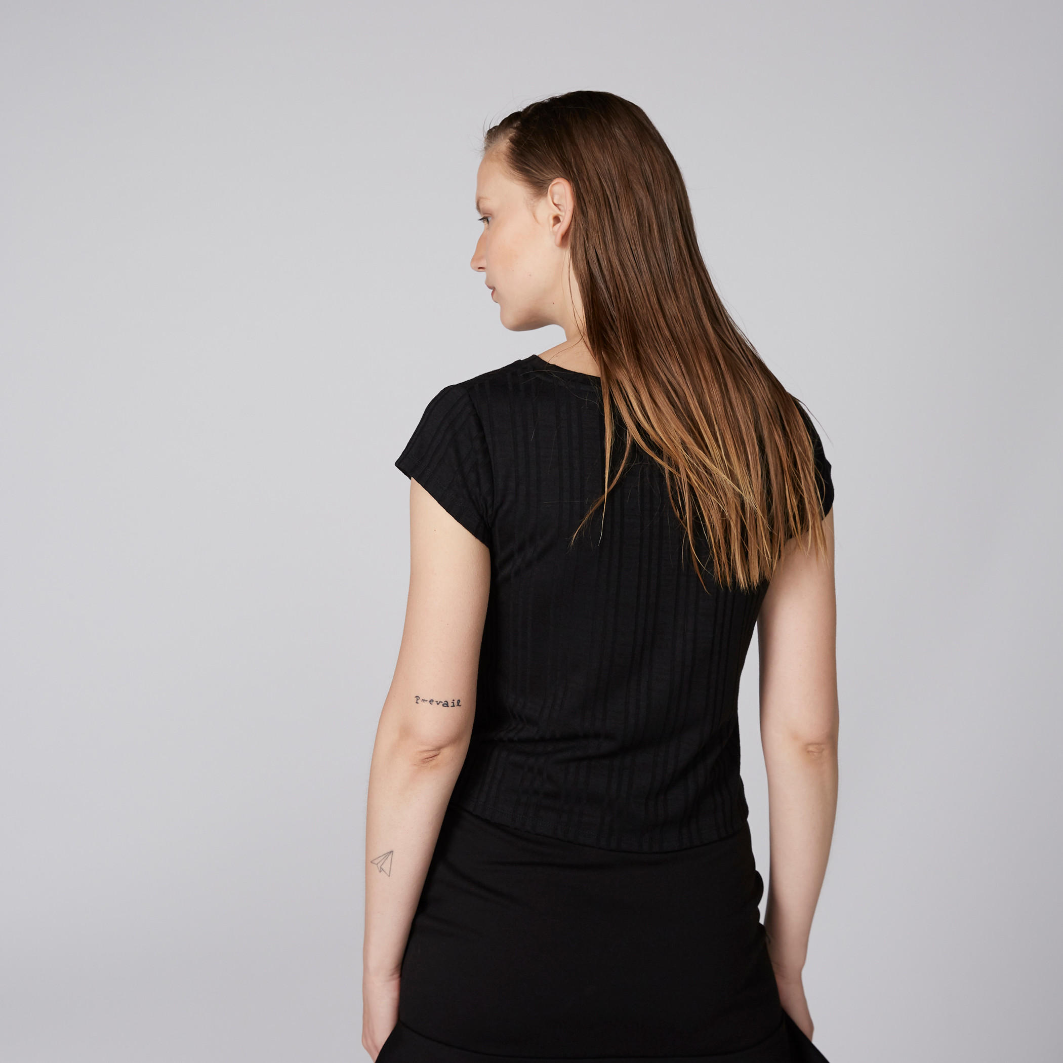 تيشيرت بارز الملمس بياقة مستديرة وأكمام كاب من باربي-women-clothing-tshirts-image-3