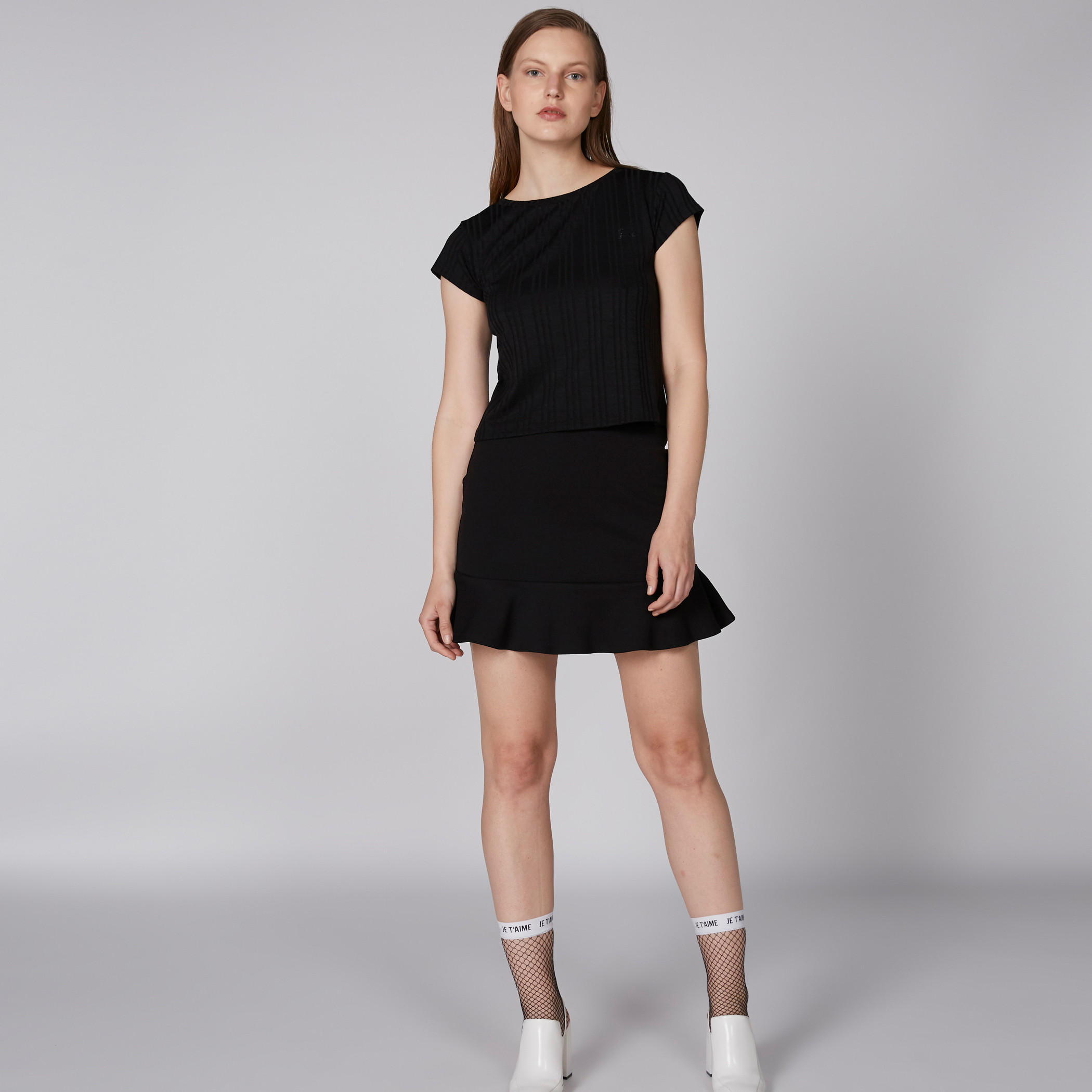 تيشيرت بارز الملمس بياقة مستديرة وأكمام كاب من باربي-women-clothing-tshirts-image-4