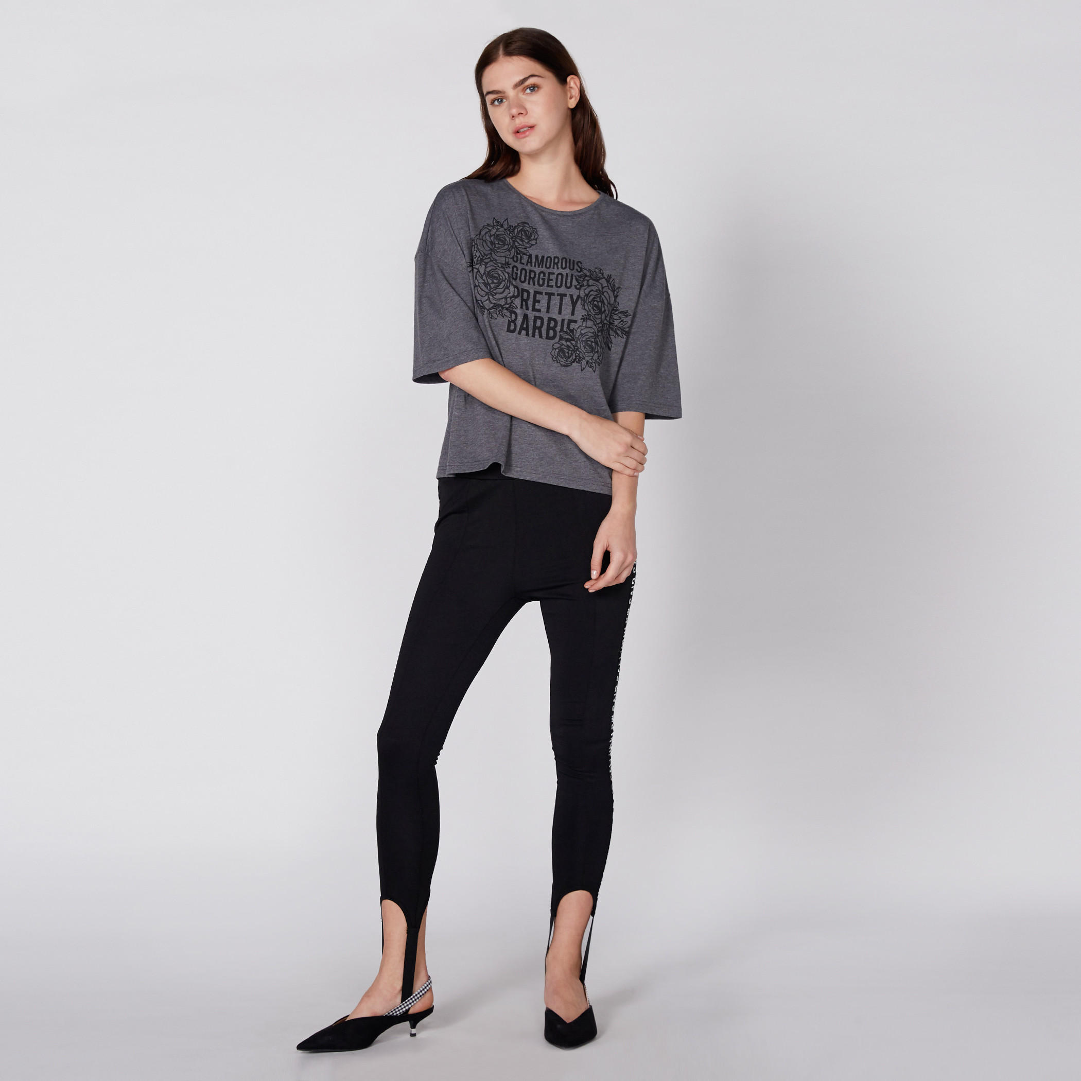 تيشيرت بياقة مستديرة وأكمام قصيرة مع طبعات باربي-women-clothing-tshirts-image-1