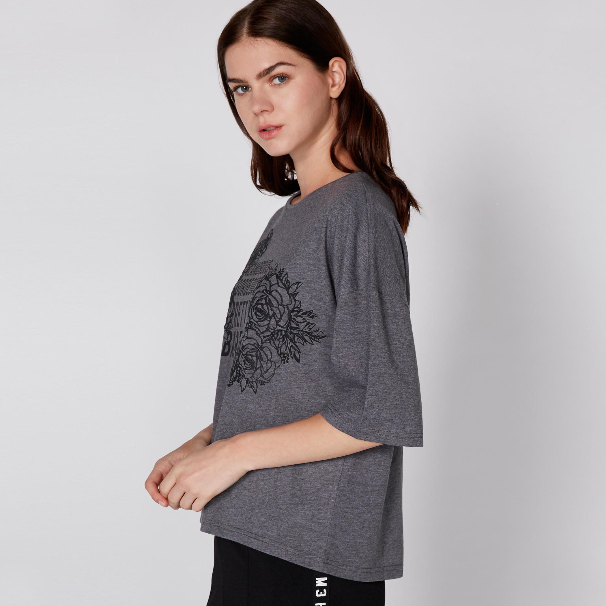 تيشيرت بياقة مستديرة وأكمام قصيرة مع طبعات باربي-women-clothing-tshirts-image-2