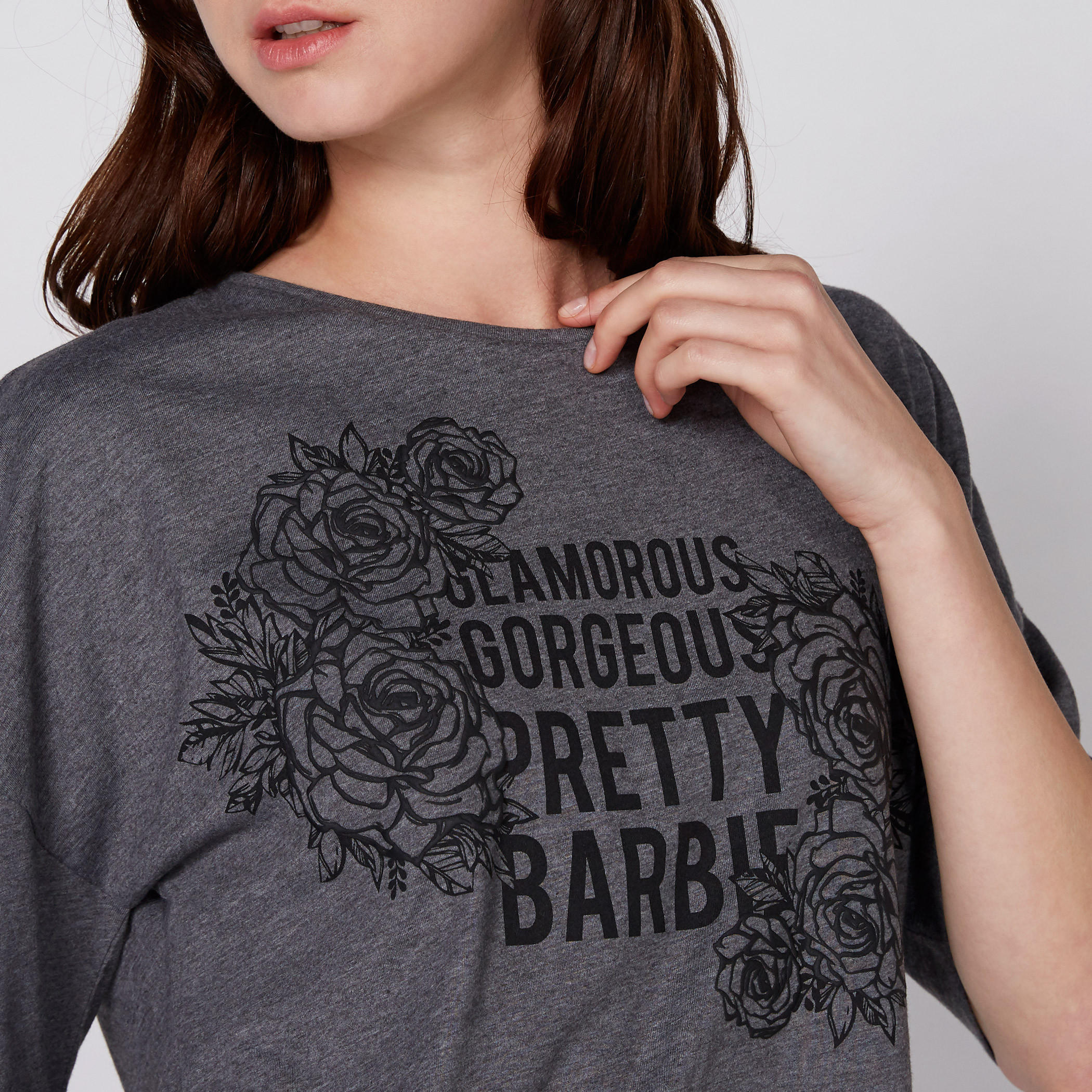 تيشيرت بياقة مستديرة وأكمام قصيرة مع طبعات باربي-women-clothing-tshirts-image-3