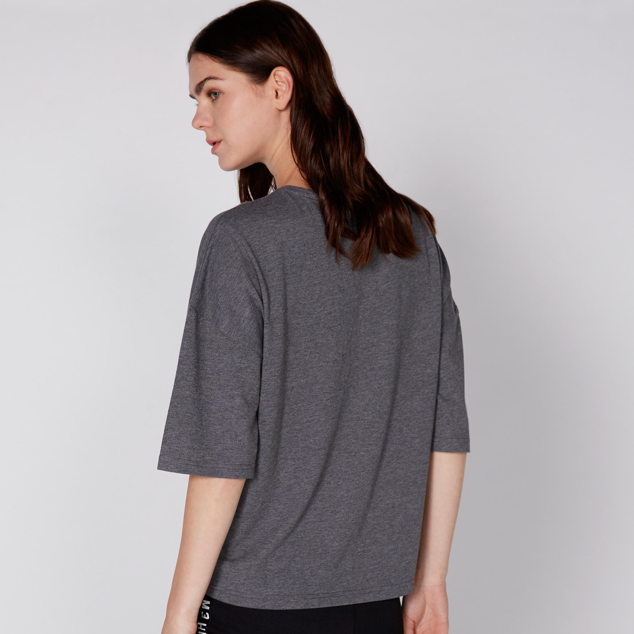 تيشيرت بياقة مستديرة وأكمام قصيرة مع طبعات باربي-women-clothing-tshirts-image-4