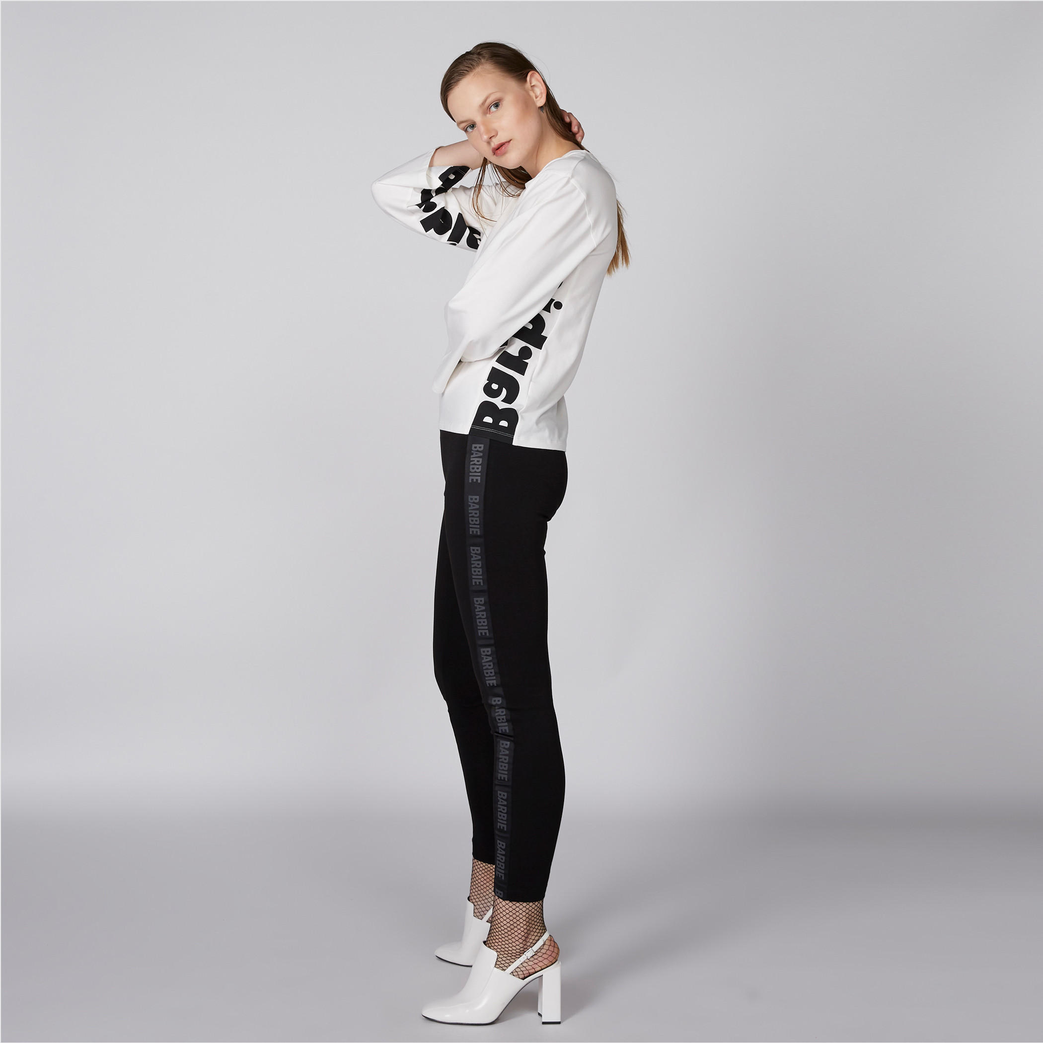 بنطال قصير بشريط جانبي بطبعات من باربي-women-clothing-bottoms-trousers-image-1