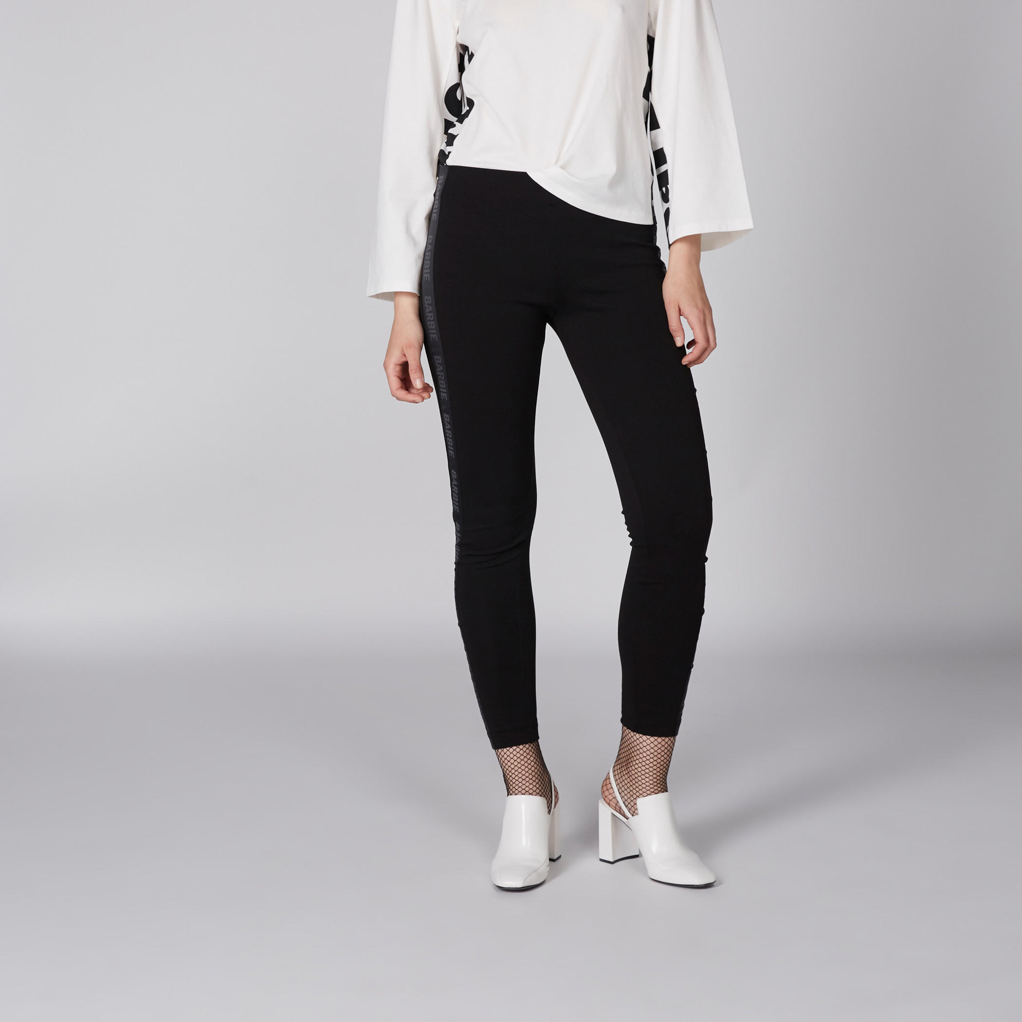 بنطال قصير بشريط جانبي بطبعات من باربي-women-clothing-bottoms-trousers-image-2