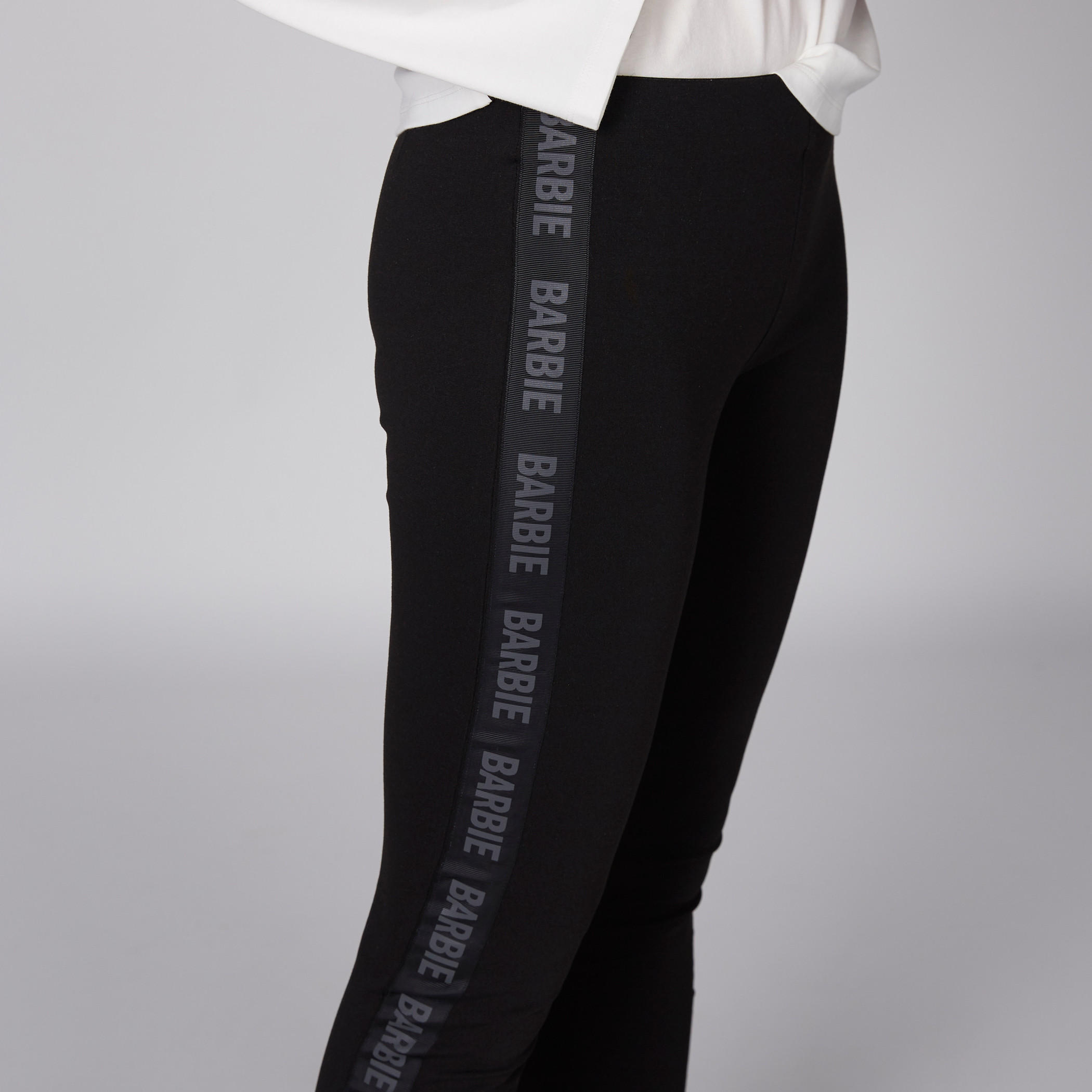 بنطال قصير بشريط جانبي بطبعات من باربي-women-clothing-bottoms-trousers-image-3