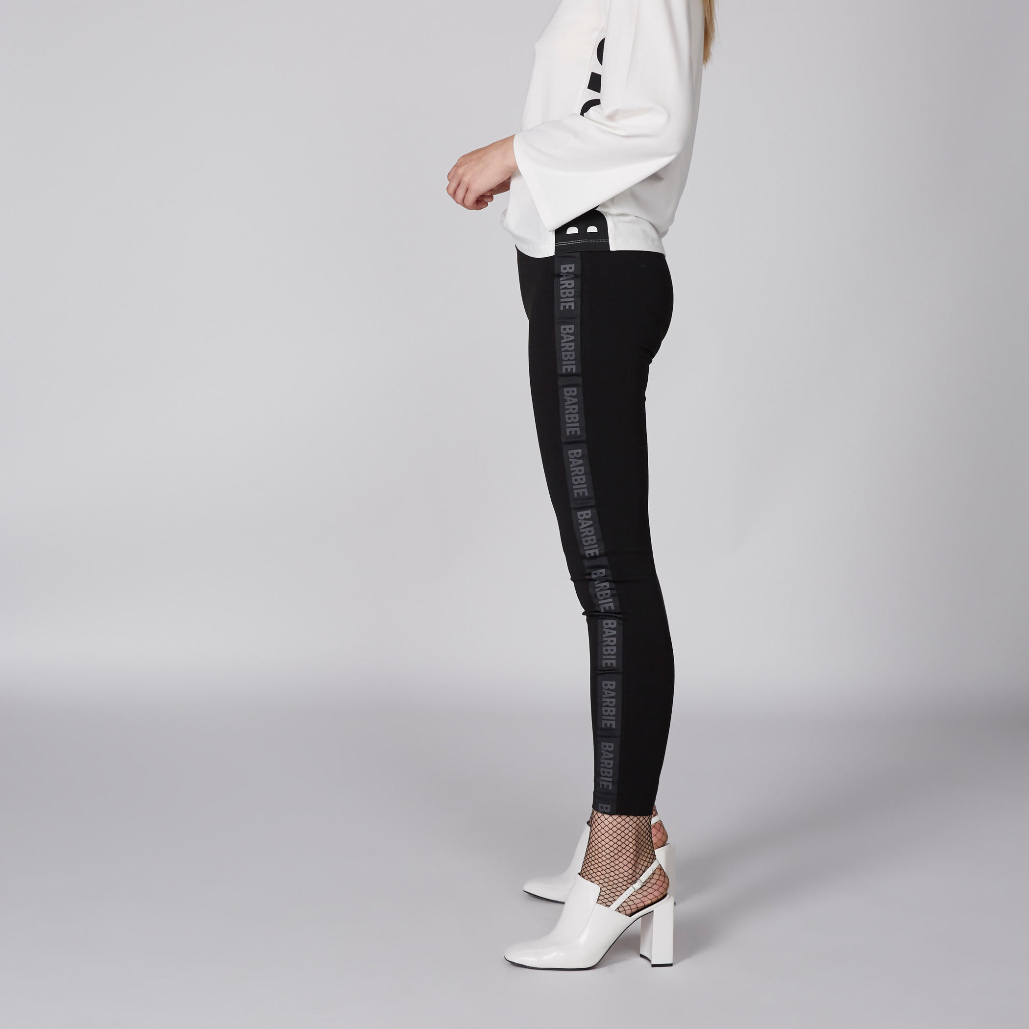 بنطال قصير بشريط جانبي بطبعات من باربي-women-clothing-bottoms-trousers-image-5