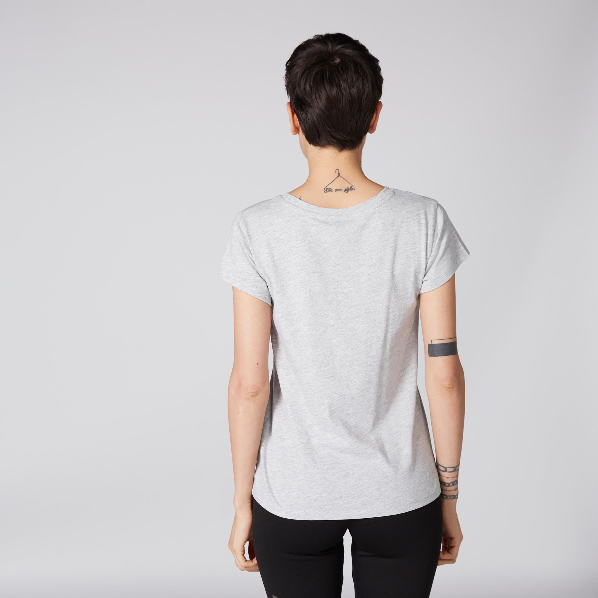 تيشيرت بياقة مستديرة وأكمام كاب وطبعات باربي-women-clothing-tshirts-image-2