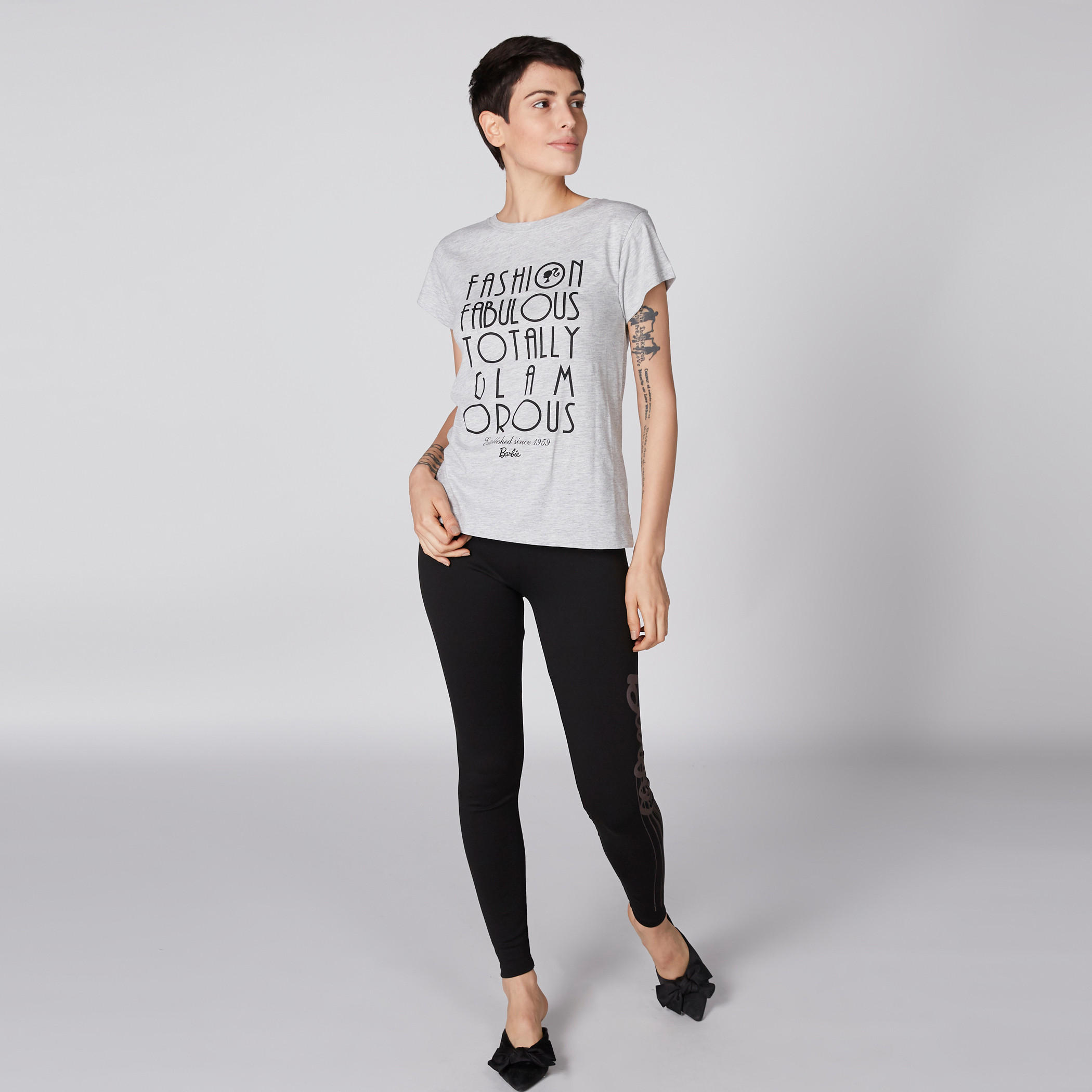 تيشيرت بياقة مستديرة وأكمام كاب وطبعات باربي-women-clothing-tshirts-image-3
