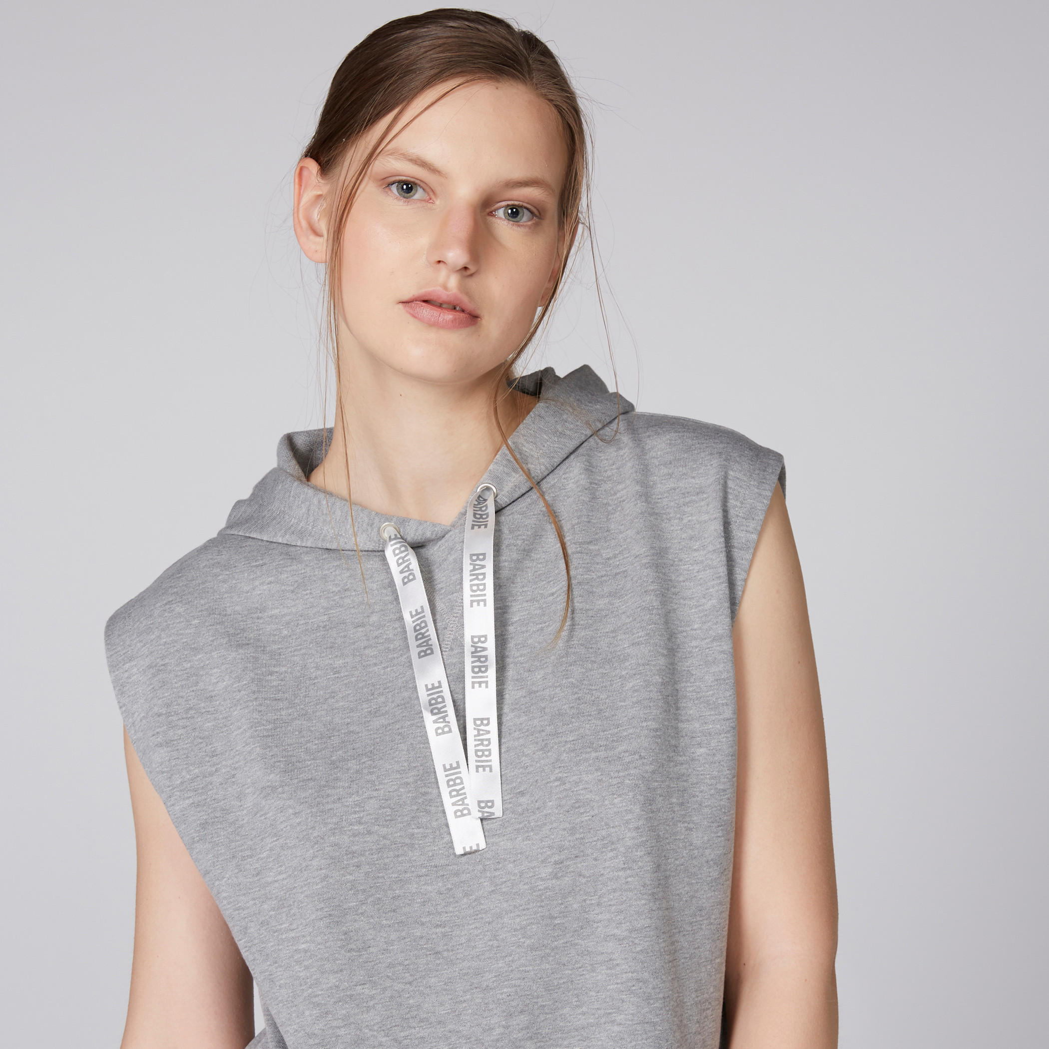 تيشيرت دون أكمام بقبعة ورباط بطبعات من باربي-women-clothing-tshirts-image-1