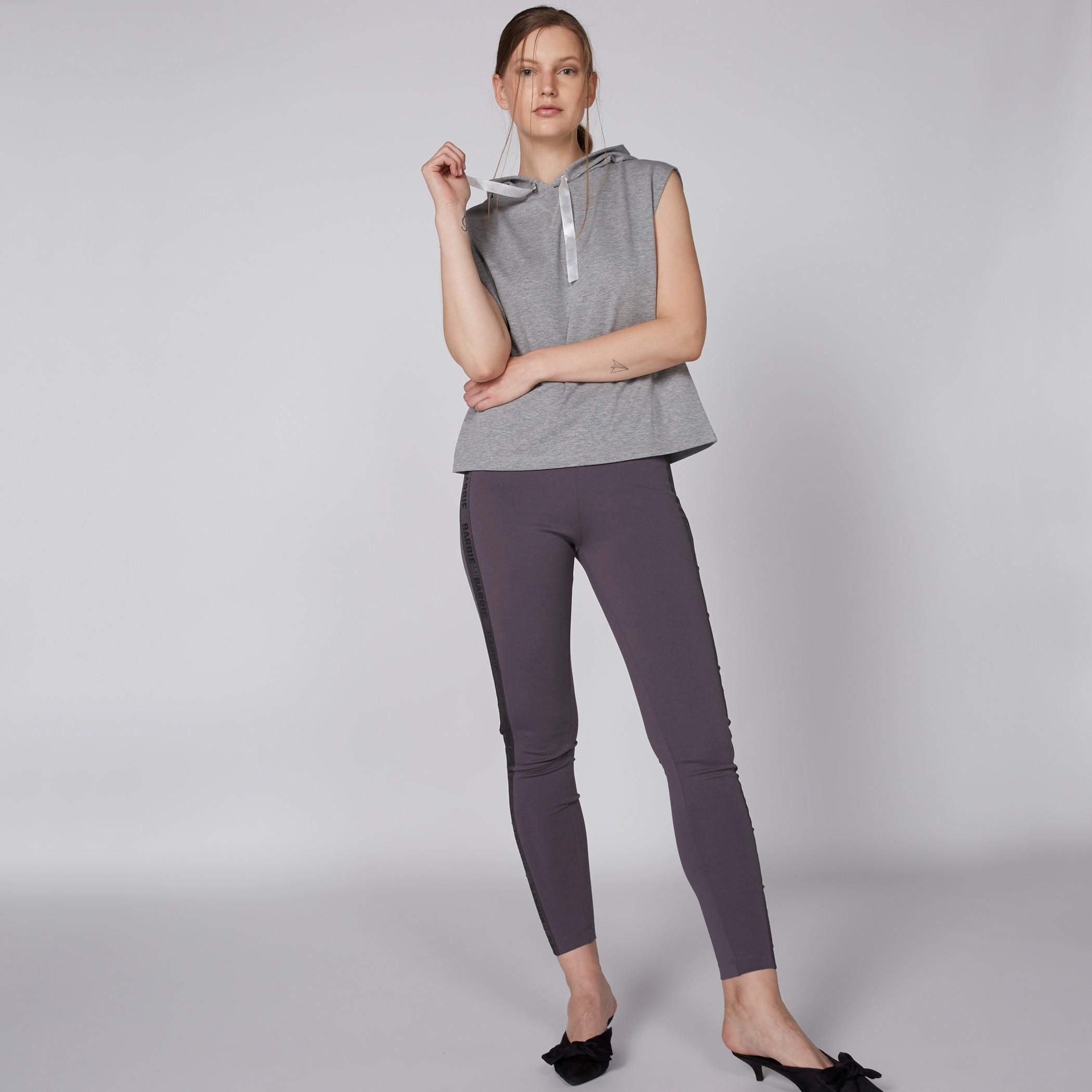 تيشيرت دون أكمام بقبعة ورباط بطبعات من باربي-women-clothing-tshirts-image-2