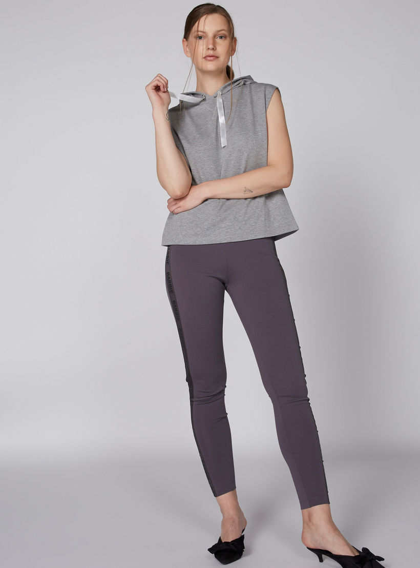 تيشيرت دون أكمام بقبعة ورباط بطبعات من باربي-women-clothing-tshirts-image-2