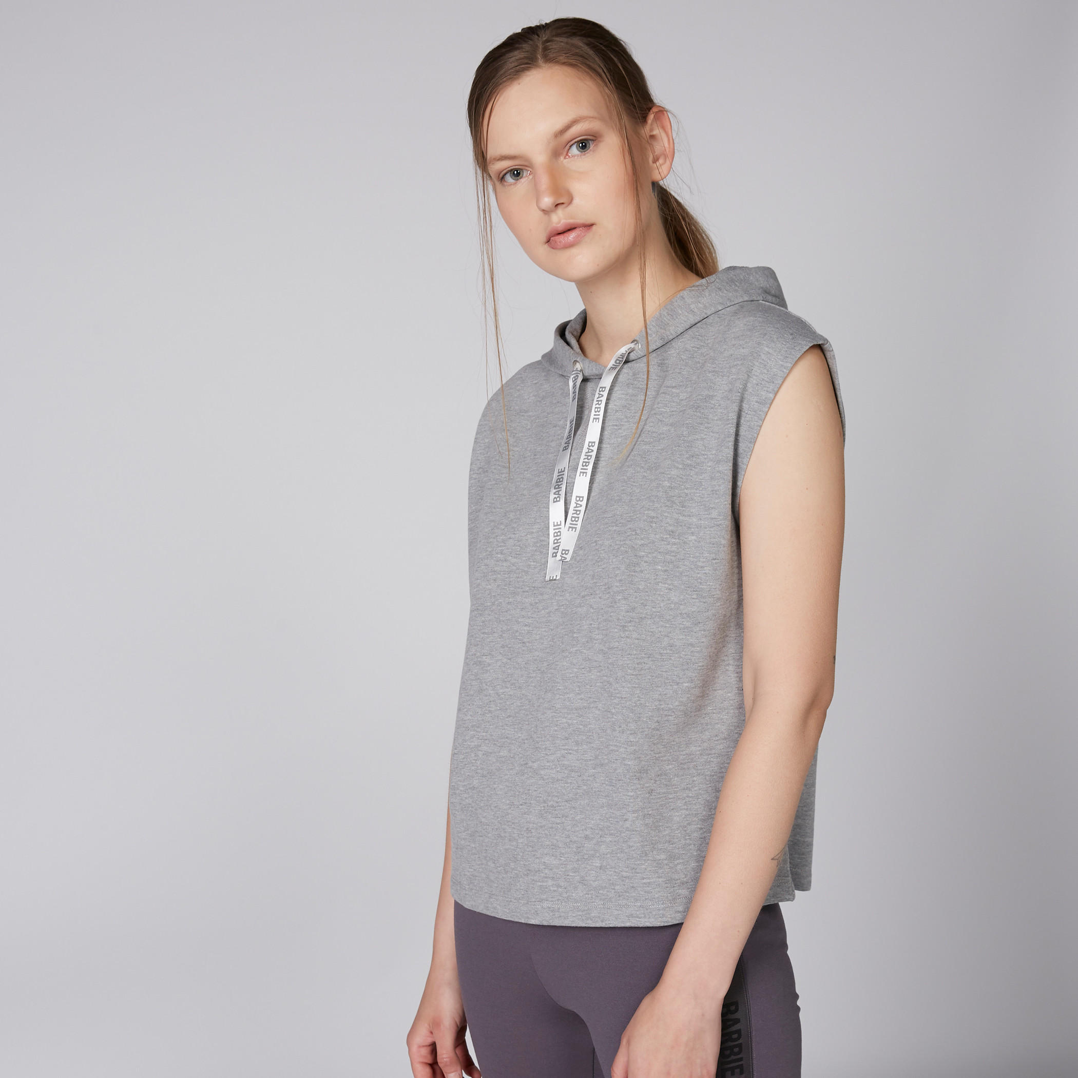تيشيرت دون أكمام بقبعة ورباط بطبعات من باربي-women-clothing-tshirts-image-3