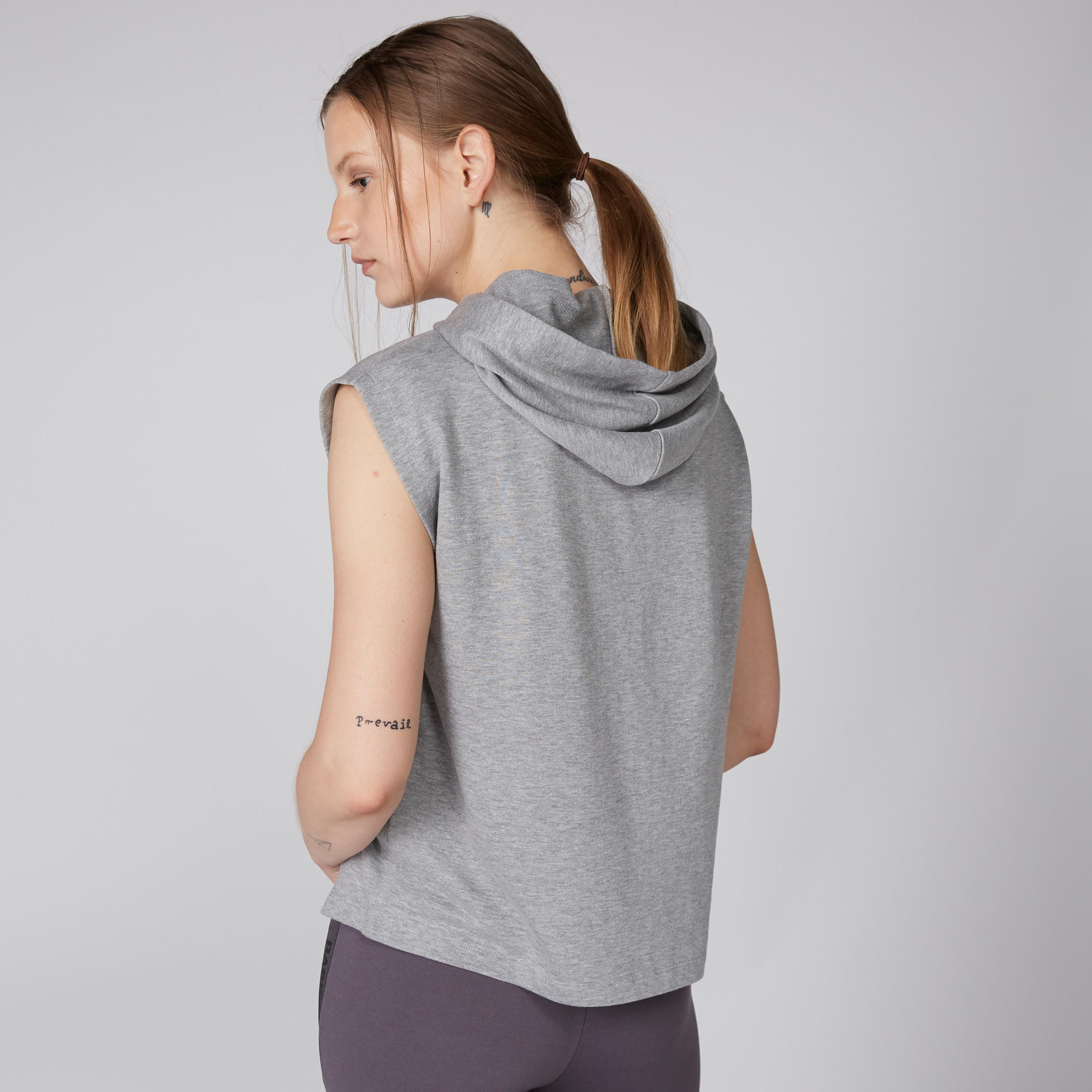 تيشيرت دون أكمام بقبعة ورباط بطبعات من باربي-women-clothing-tshirts-image-4