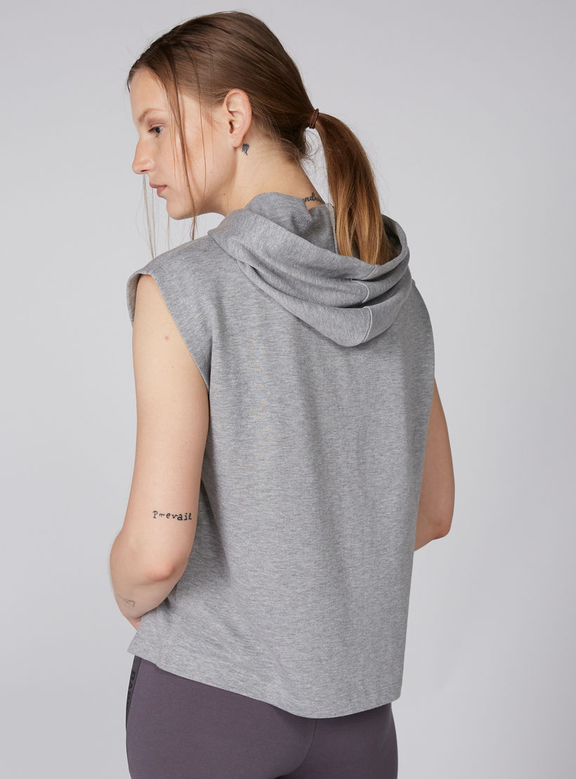 تيشيرت دون أكمام بقبعة ورباط بطبعات من باربي-women-clothing-tshirts-image-4