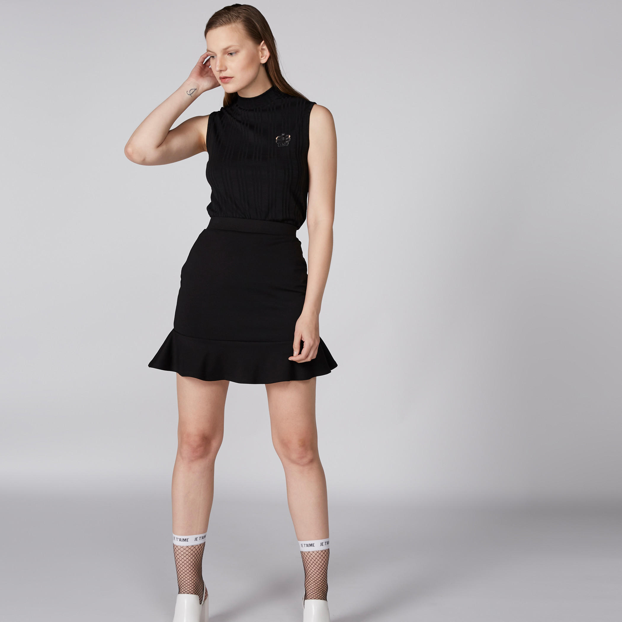 تيشيرت بارز الملمس دون أكمام بياقة عالية من باربي-women-clothing-tshirts-image-4