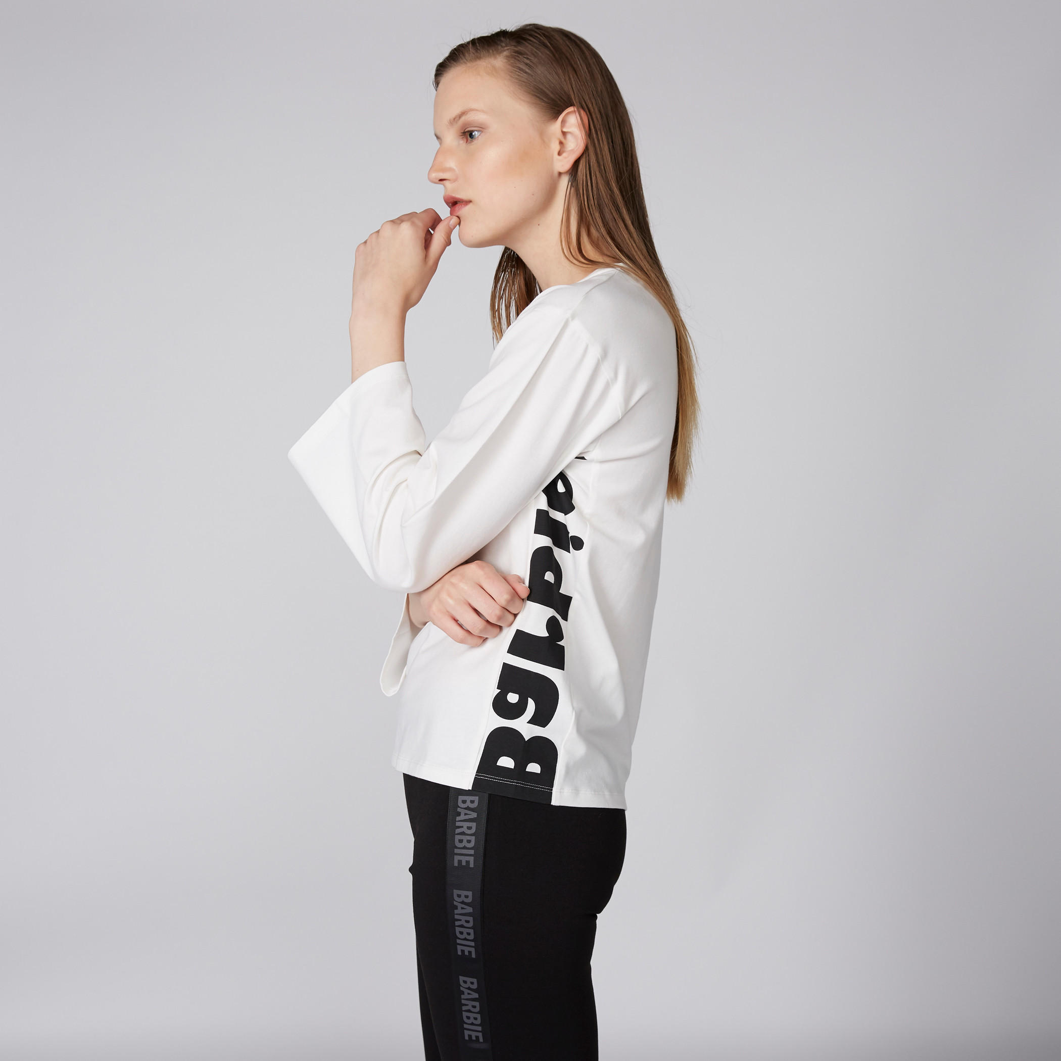 بلوزة بياقة مستديرة وأكمام طويلة وطبعات باربي-women-clothing-tshirts-image-2