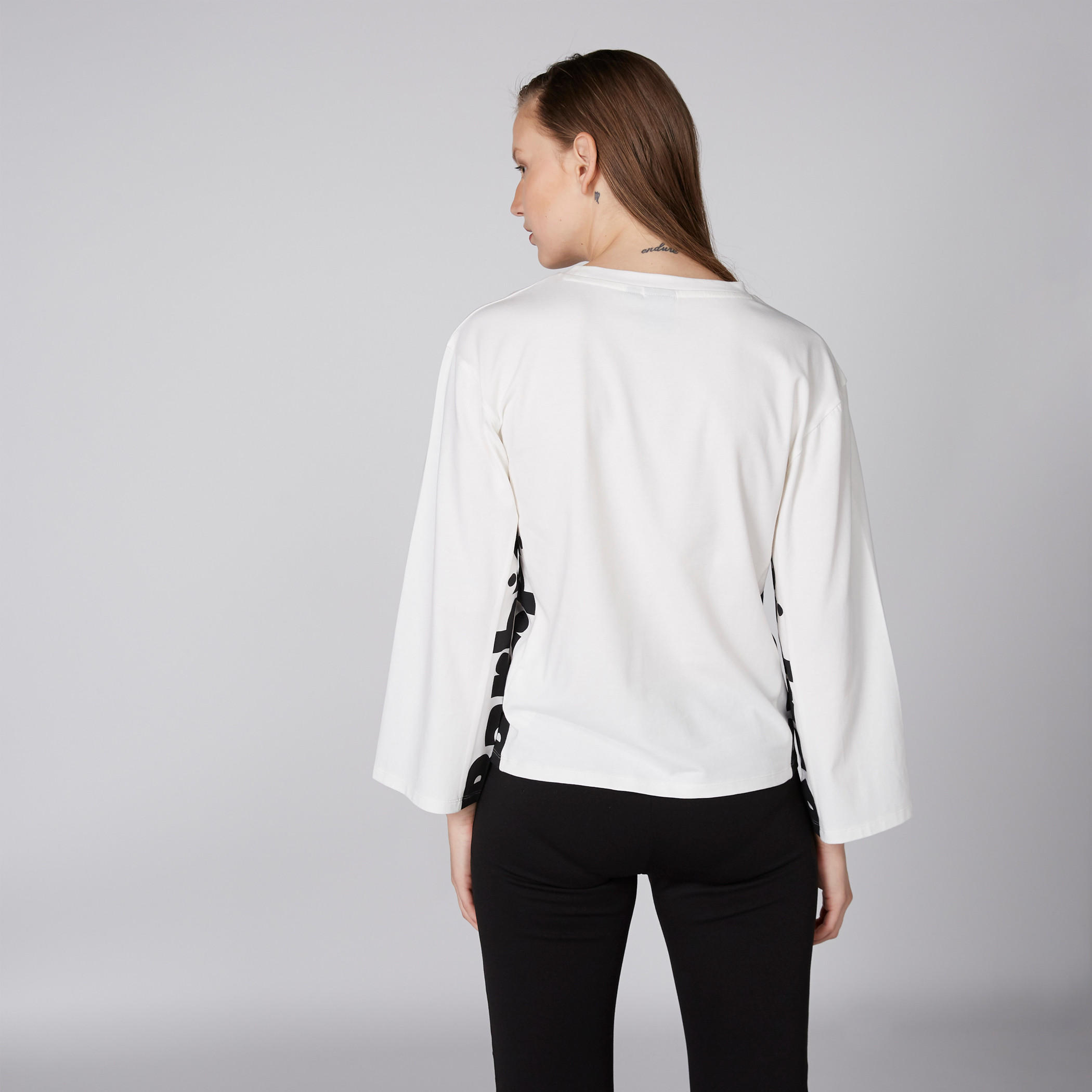 بلوزة بياقة مستديرة وأكمام طويلة وطبعات باربي-women-clothing-tshirts-image-3