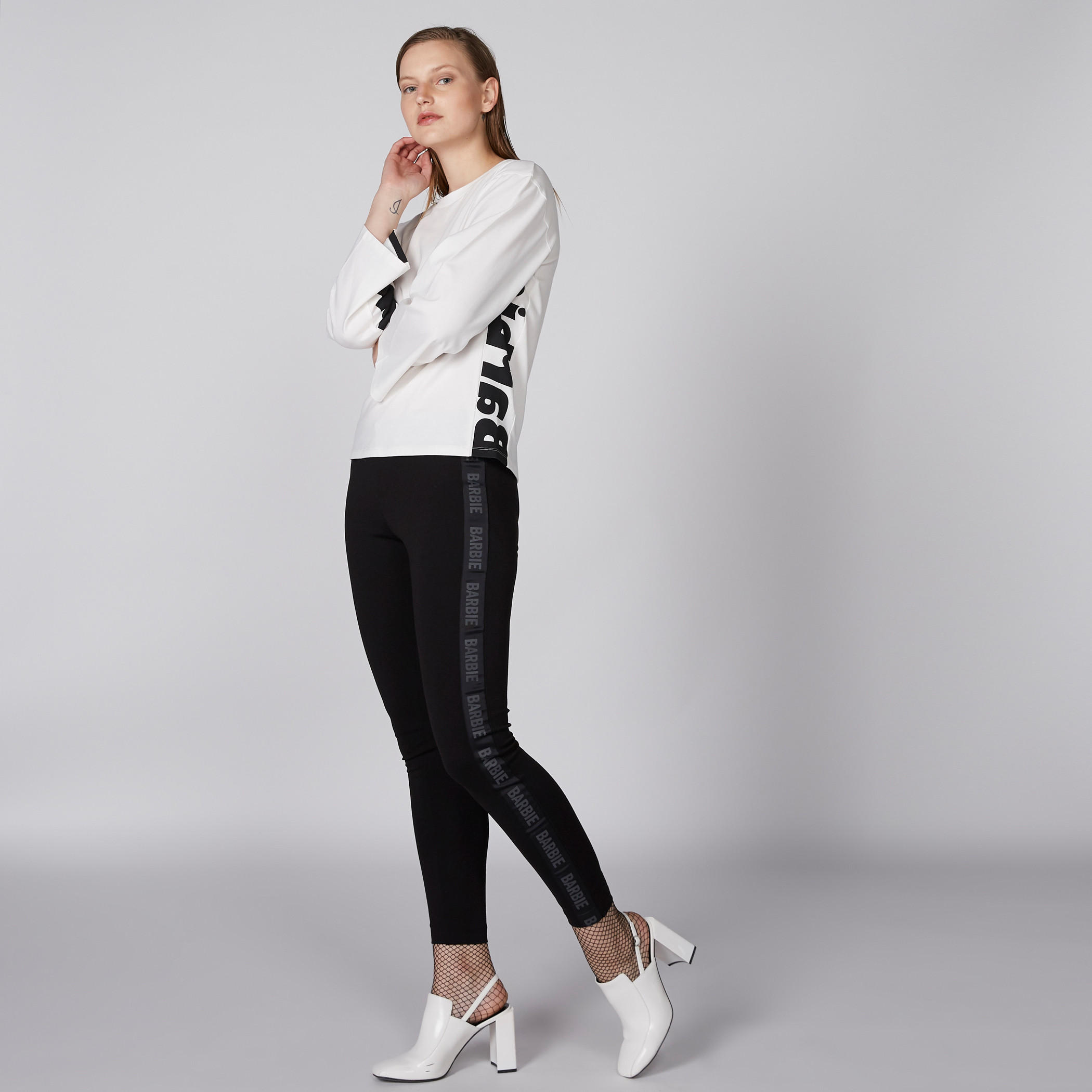 بلوزة بياقة مستديرة وأكمام طويلة وطبعات باربي-women-clothing-tshirts-image-4