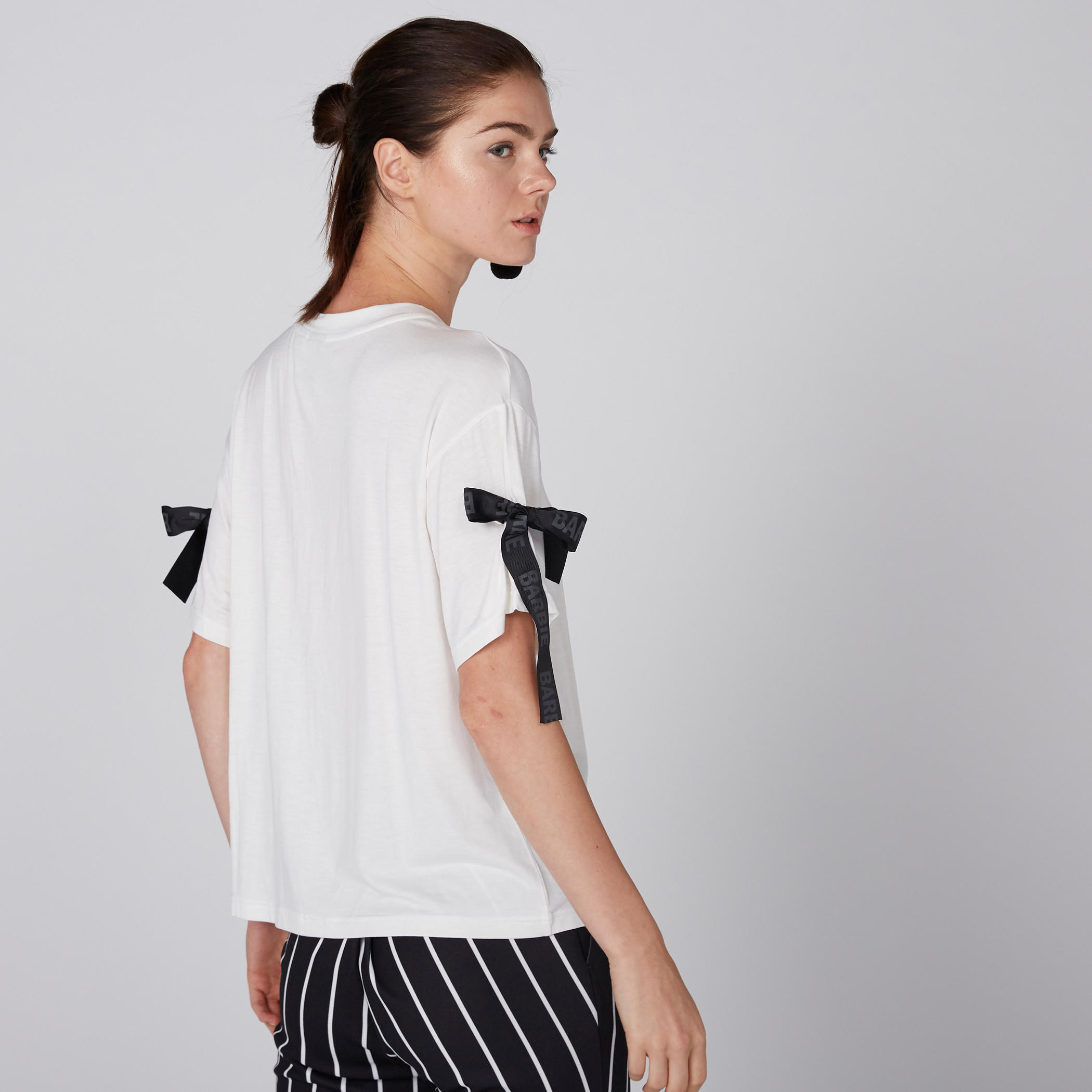 تيشيرت بياقة مستديرة وأكمام قصيرة وفيونكة من باربي-women-clothing-shirtsandblouses-shirts-image-2