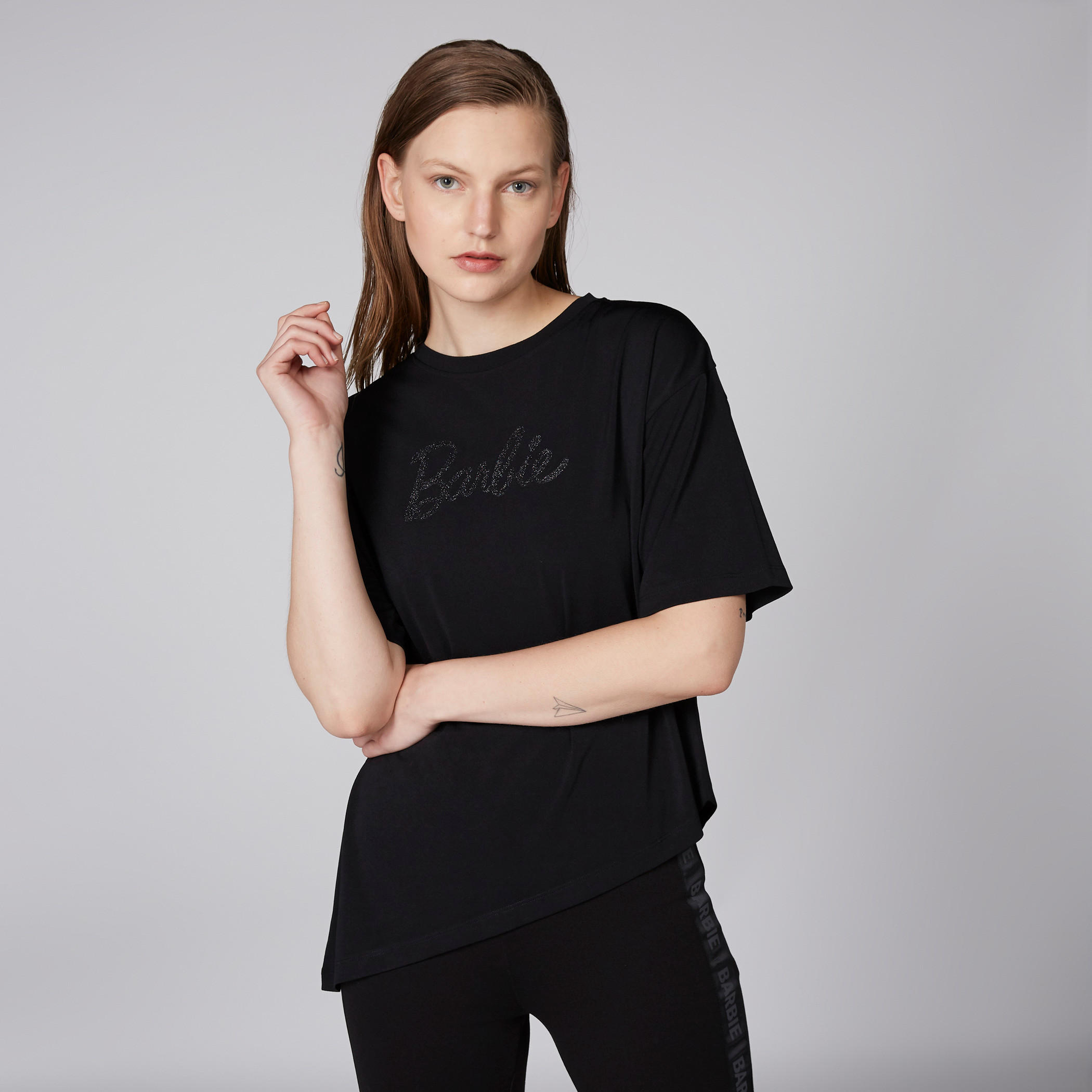 تيشيرت بياقة مستديرة وأكمام قصيرة وطبعات باربي-women-clothing-tshirts-image-1