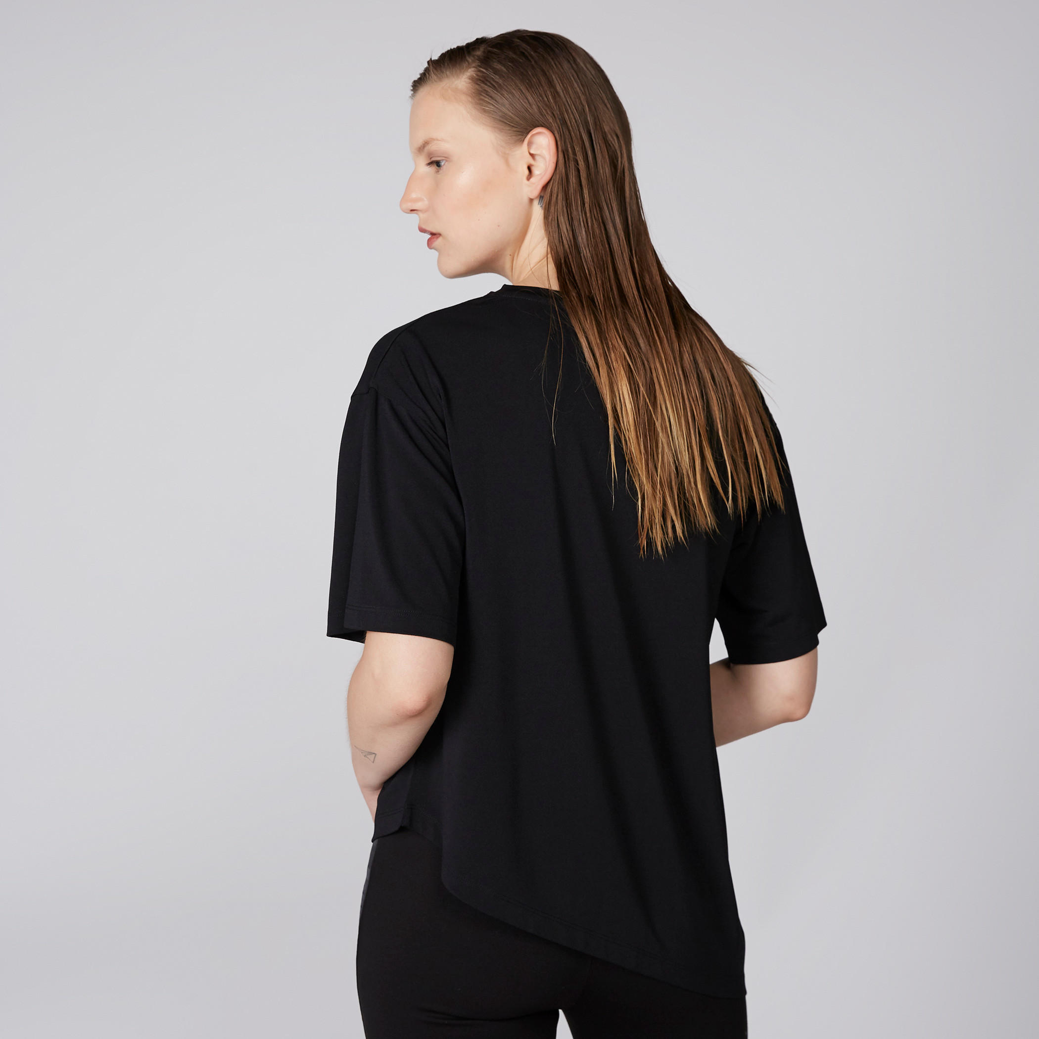 تيشيرت بياقة مستديرة وأكمام قصيرة وطبعات باربي-women-clothing-tshirts-image-2