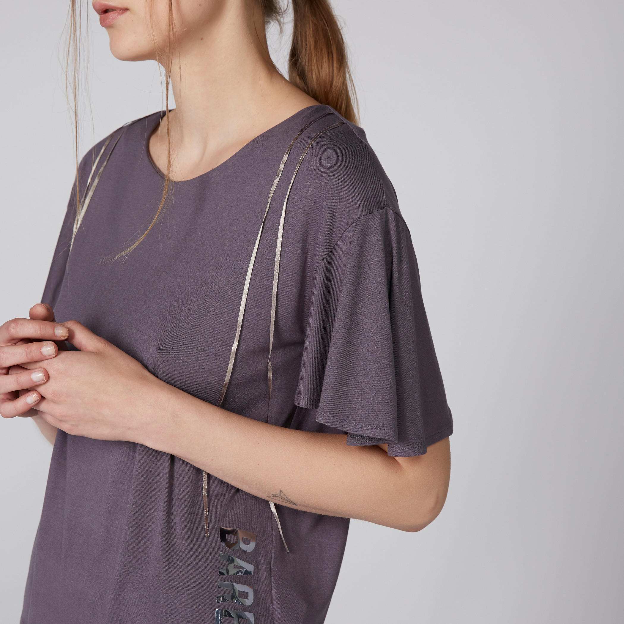 بلوزة بياقة مستديرة وأكمام واسعة وطبعات باربي-women-clothing-shirtsandblouses-blouses-image-2