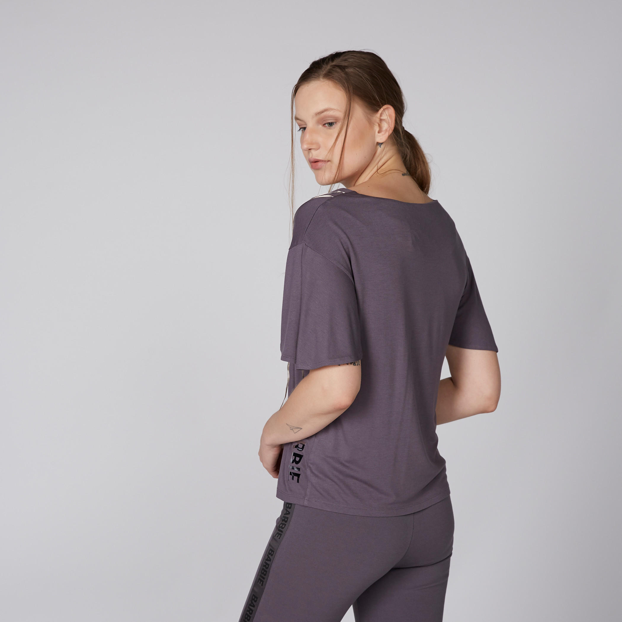 بلوزة بياقة مستديرة وأكمام واسعة وطبعات باربي-women-clothing-shirtsandblouses-blouses-image-4