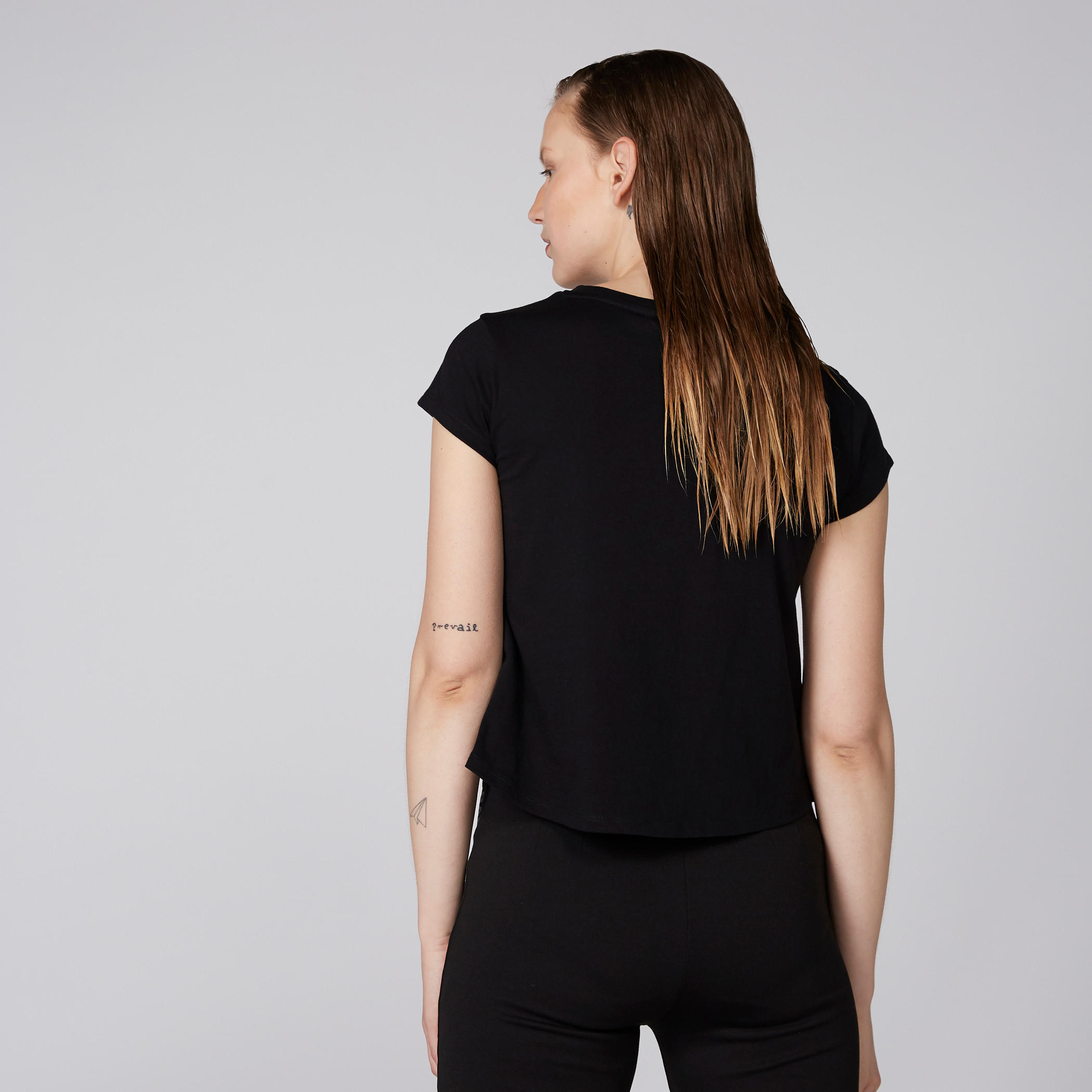تيشيرت بياقة مستديرة وأكمام كاب وطبعات باربي-women-clothing-tshirts-image-2