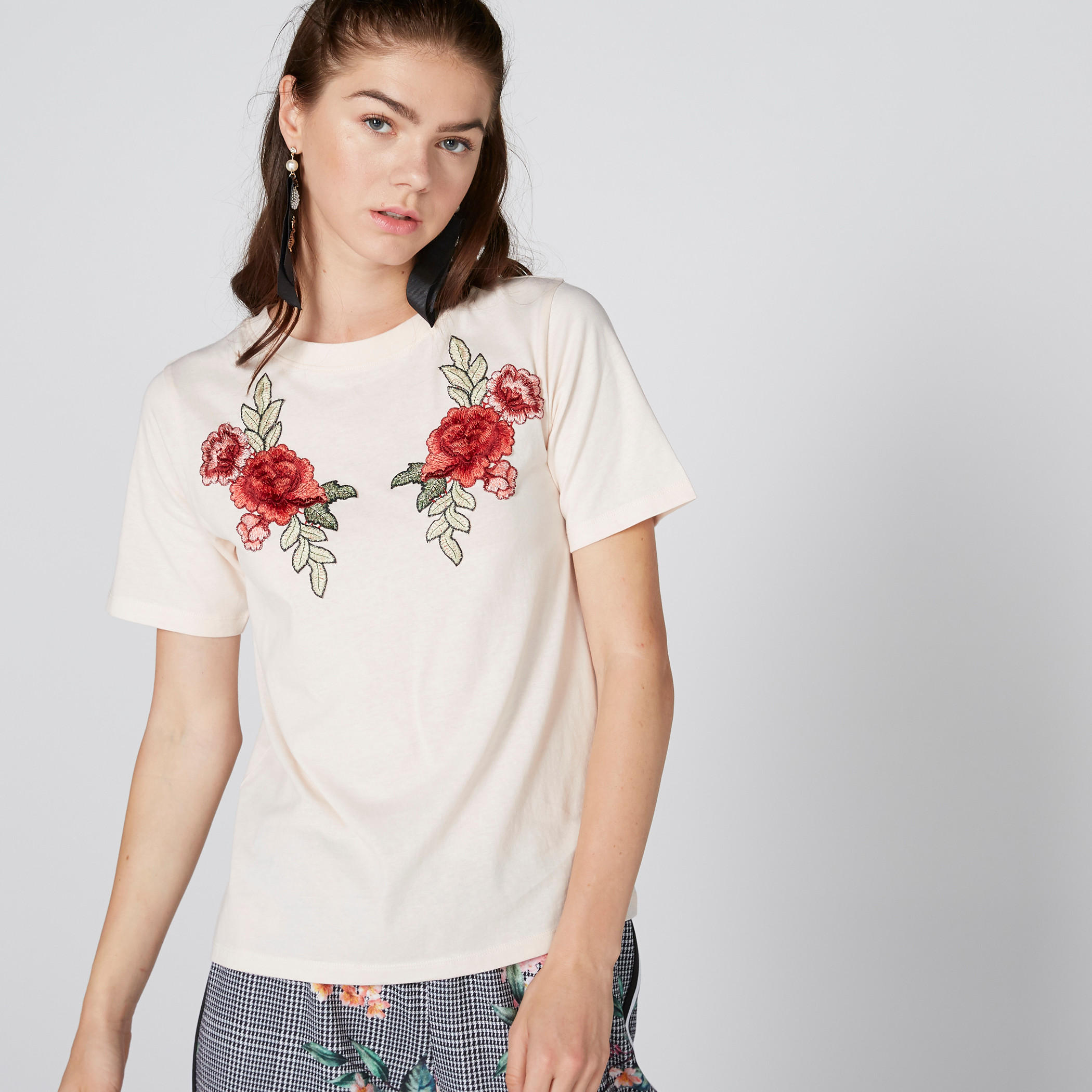تيشيرت بياقة مستديرة وأكمام قصيرة وتطريز باربي-women-clothing-tshirts-image-1