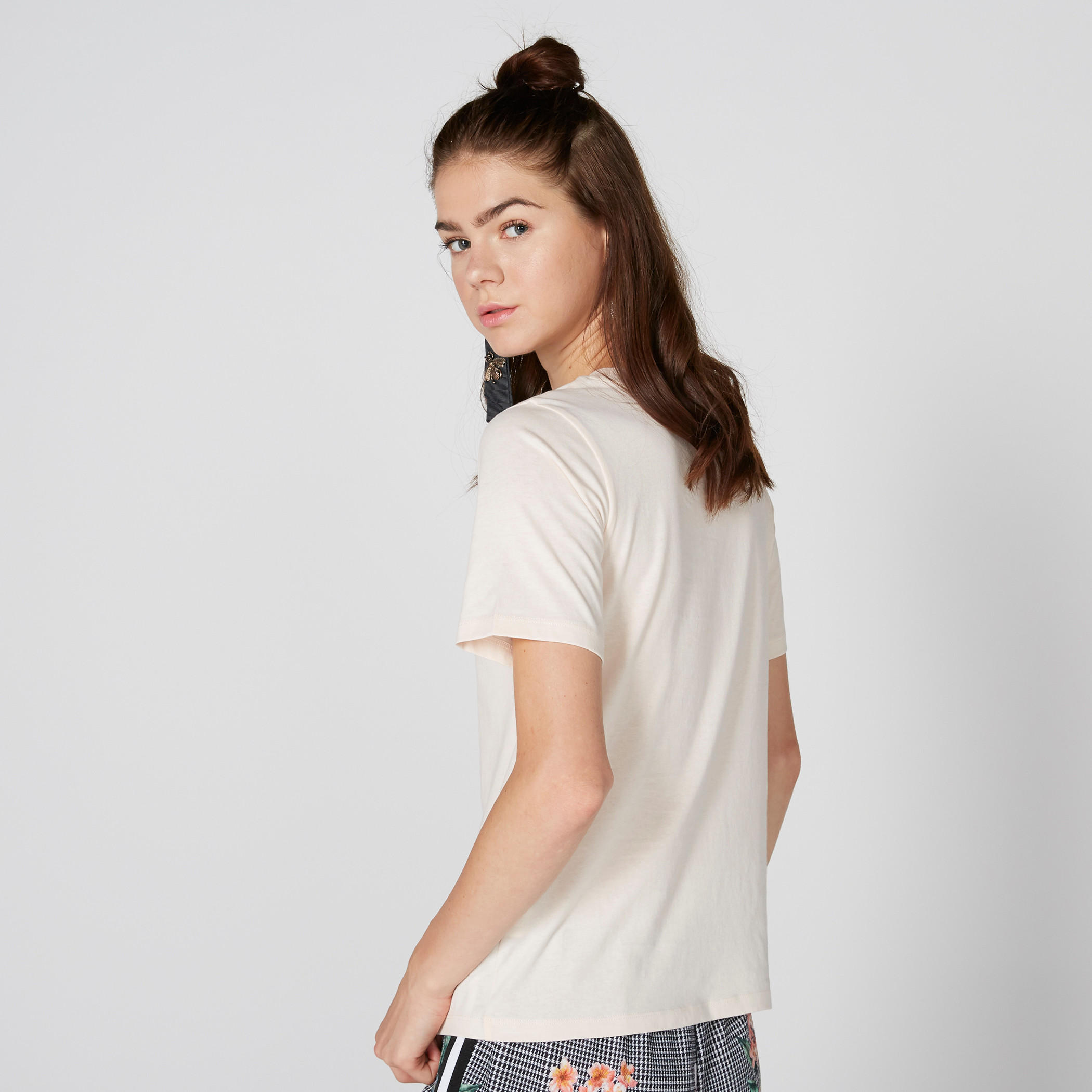 تيشيرت بياقة مستديرة وأكمام قصيرة وتطريز باربي-women-clothing-tshirts-image-2