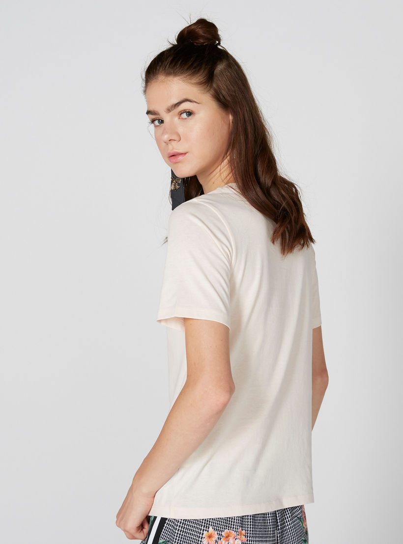تيشيرت بياقة مستديرة وأكمام قصيرة وتطريز باربي-women-clothing-tshirts-image-2