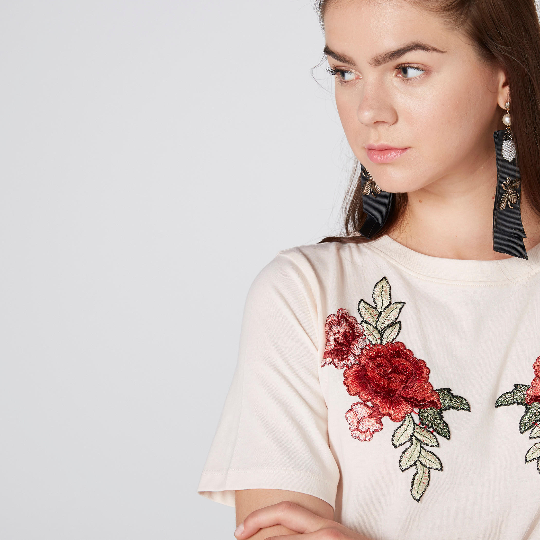 تيشيرت بياقة مستديرة وأكمام قصيرة وتطريز باربي-women-clothing-tshirts-image-3