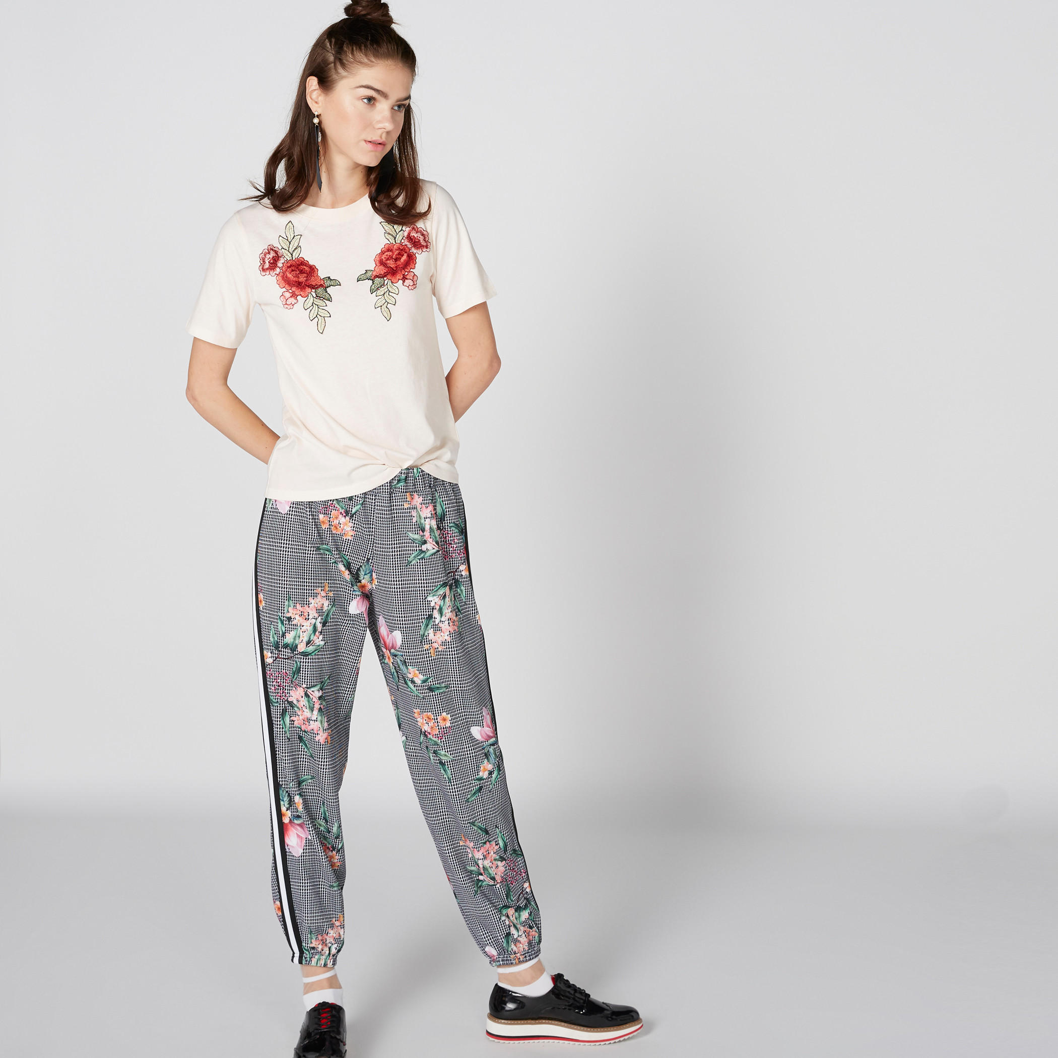 تيشيرت بياقة مستديرة وأكمام قصيرة وتطريز باربي-women-clothing-tshirts-image-4
