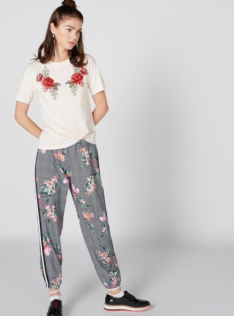 تيشيرت بياقة مستديرة وأكمام قصيرة وتطريز باربي-women-clothing-tshirts-image-4