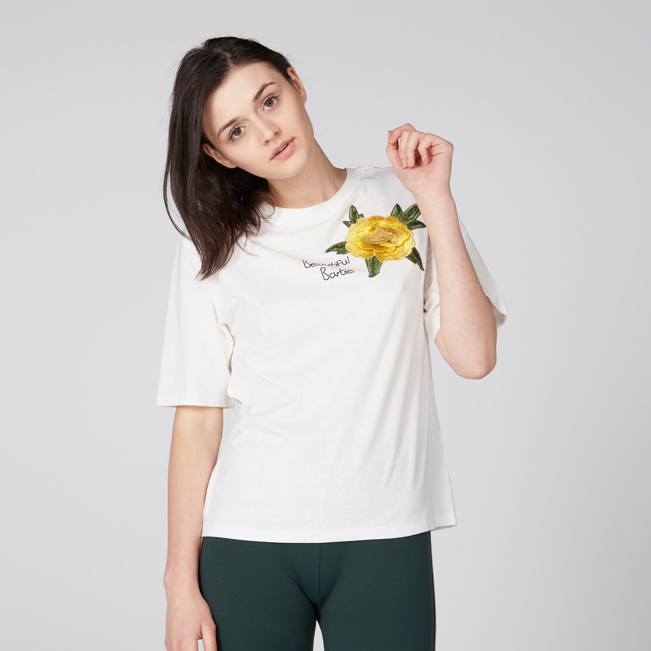 تيشيرت بياقة مستديرة وأكمام قصيرة وتطريز باربي-women-clothing-shirtsandblouses-shirts-image-1