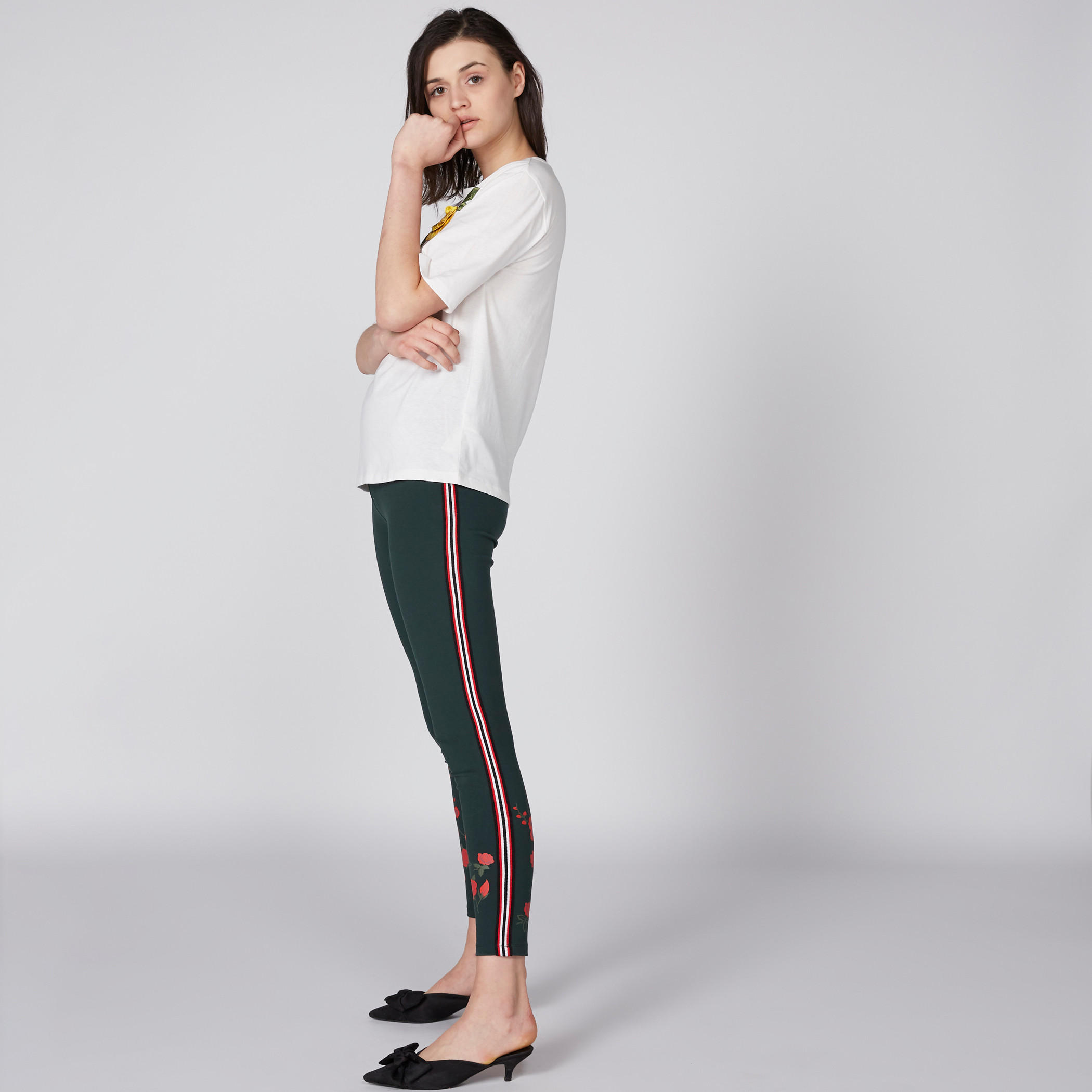تيشيرت بياقة مستديرة وأكمام قصيرة وتطريز باربي-women-clothing-shirtsandblouses-shirts-image-3