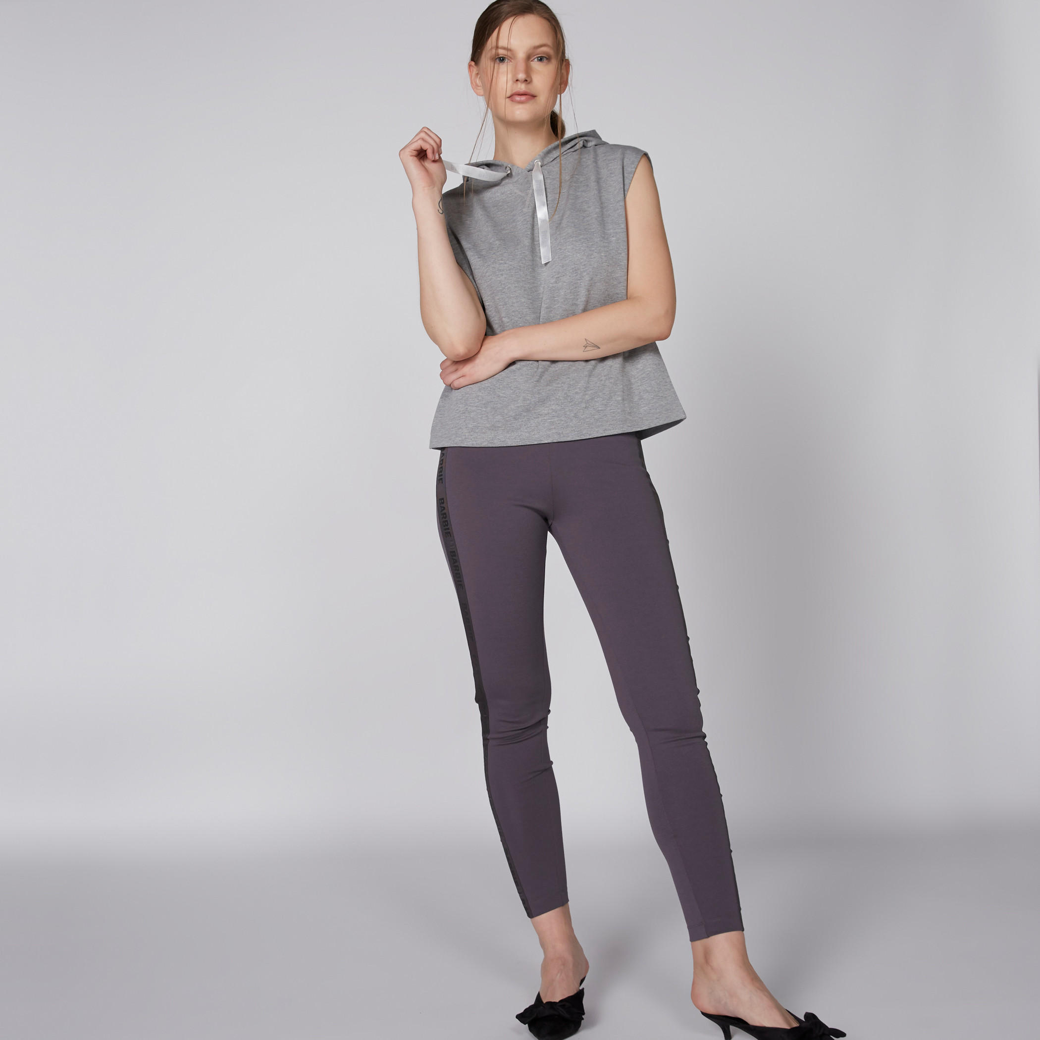 بنطال طويل بخصر مطّاطي وطبعات باربي-women-clothing-bottoms-trousers-image-3
