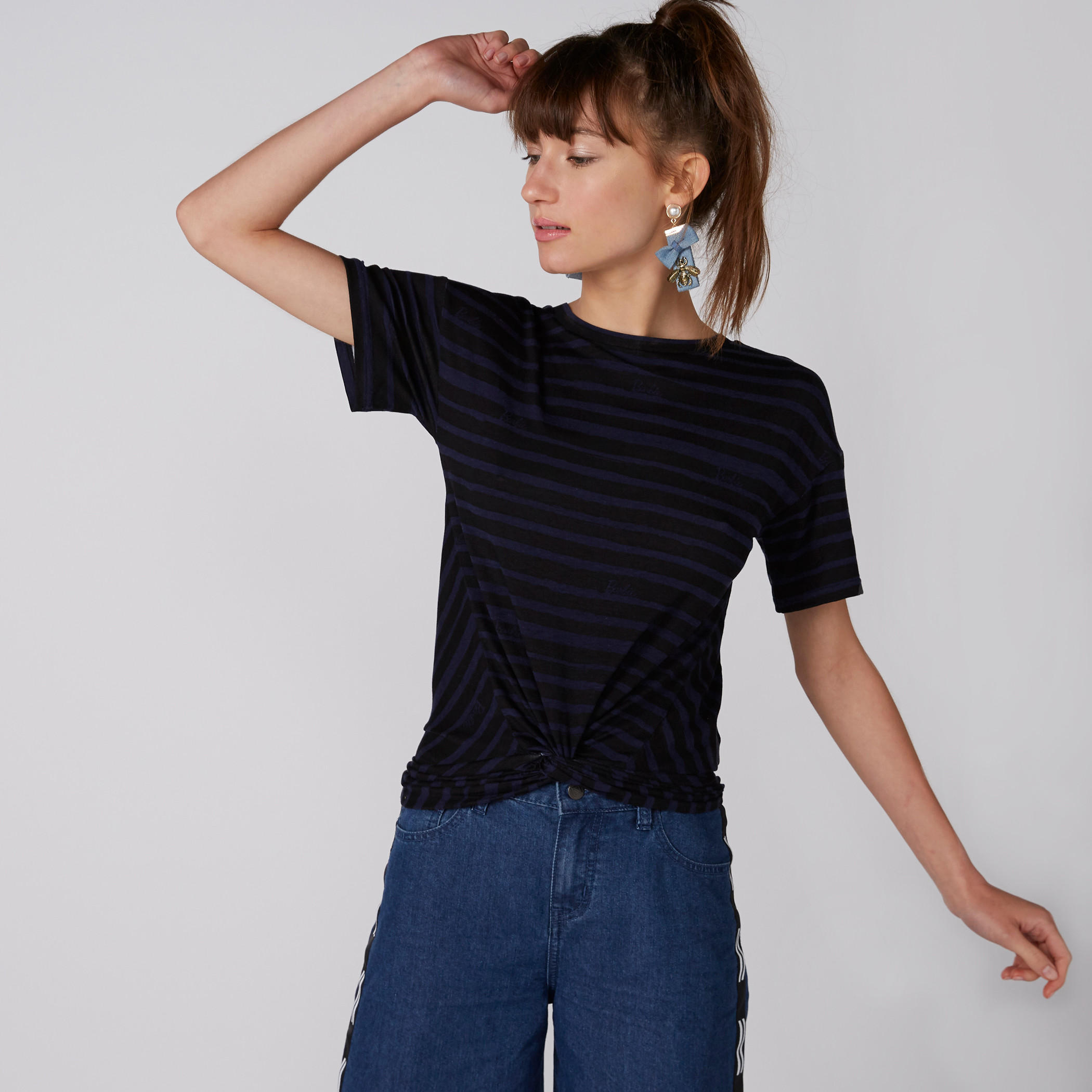 تيشيرت مقلّم بياقة ضيقة وأكمام قصيرة من باربي-women-clothing-tshirts-image-1