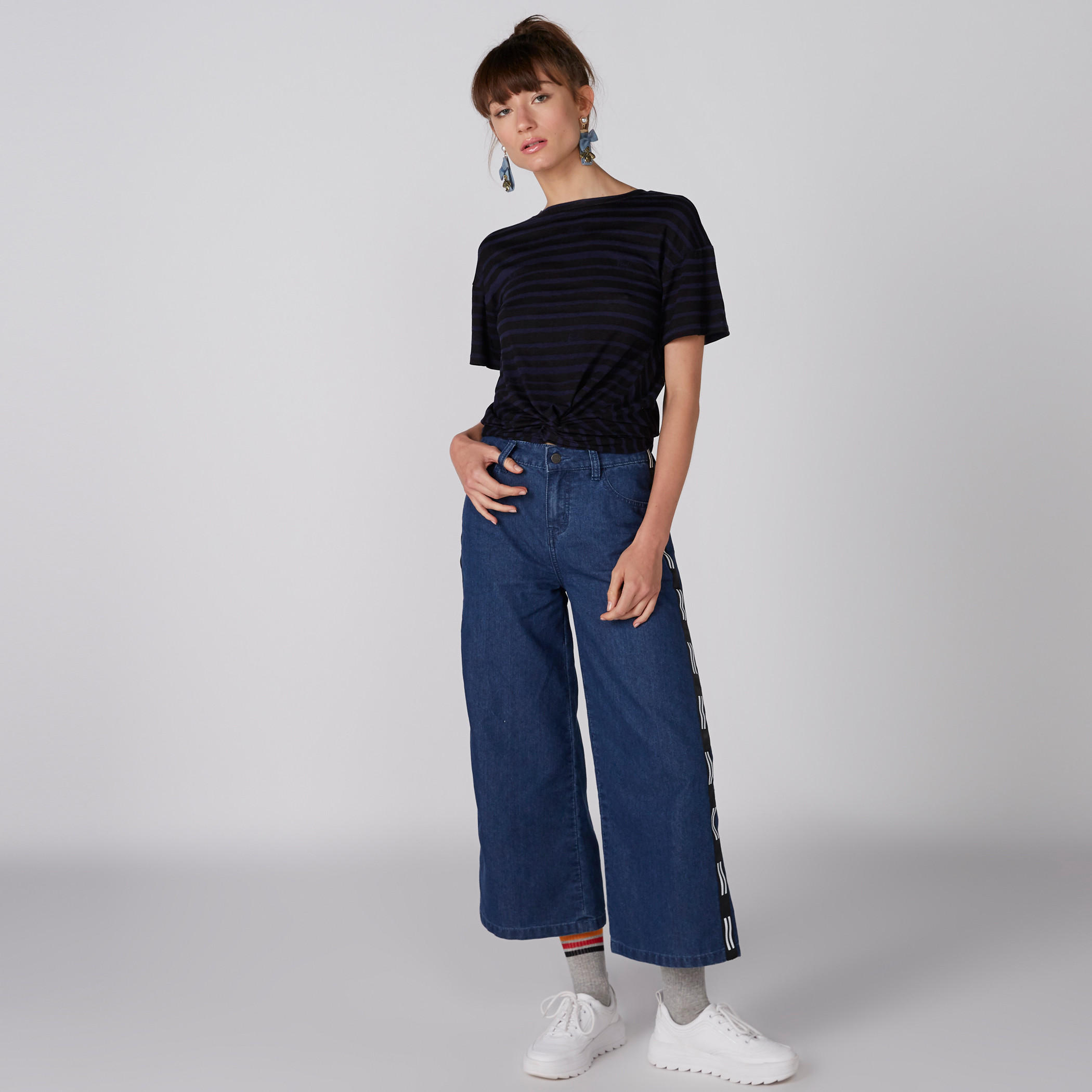 تيشيرت مقلّم بياقة ضيقة وأكمام قصيرة من باربي-women-clothing-tshirts-image-3
