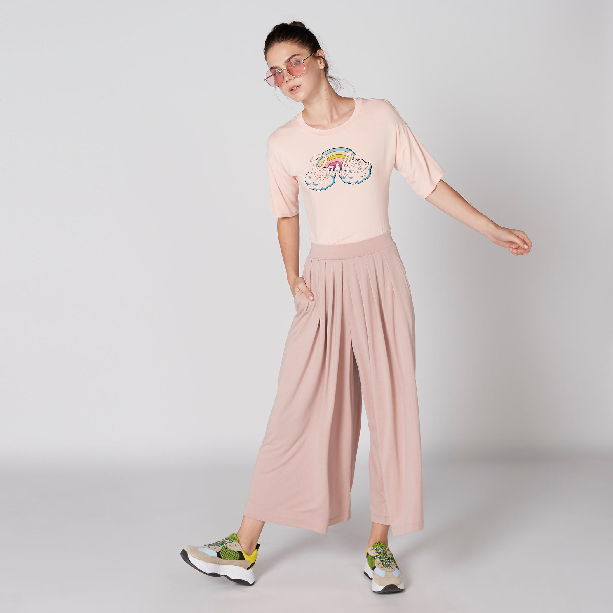 تيشيرت بياقة مستديرة وأكمام قصيرة وطبعات باربي-women-clothing-tshirts-image-1