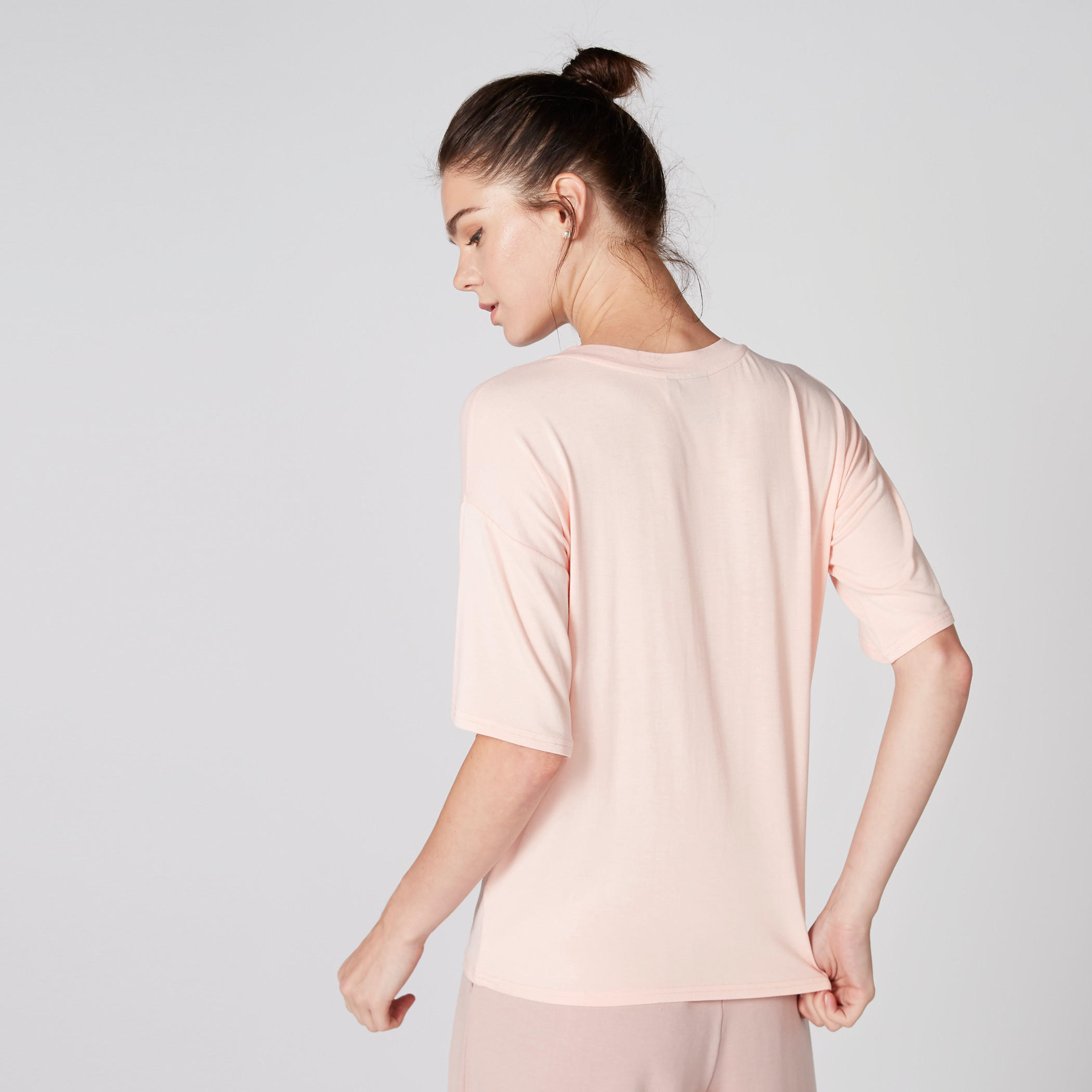 تيشيرت بياقة مستديرة وأكمام قصيرة وطبعات باربي-women-clothing-tshirts-image-2