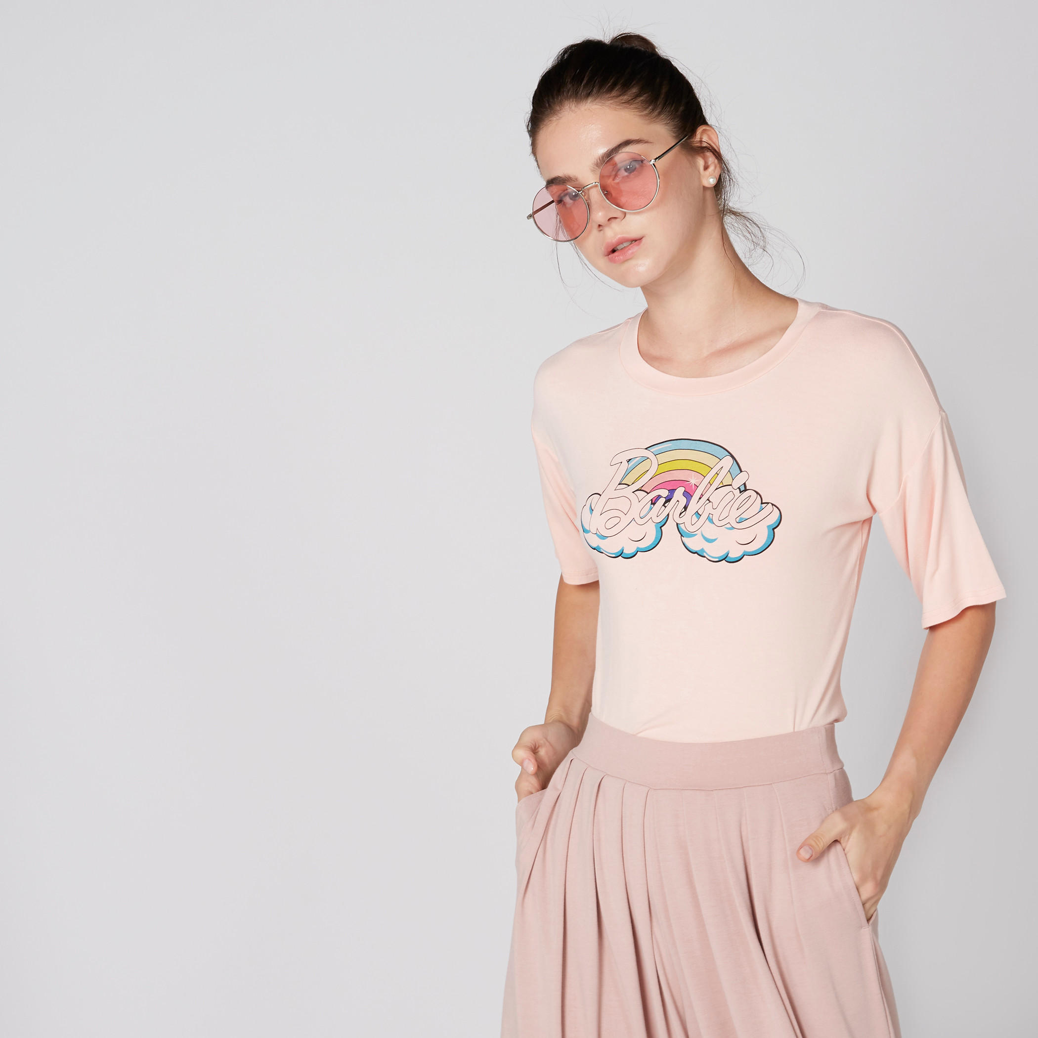 تيشيرت بياقة مستديرة وأكمام قصيرة وطبعات باربي-women-clothing-tshirts-image-3
