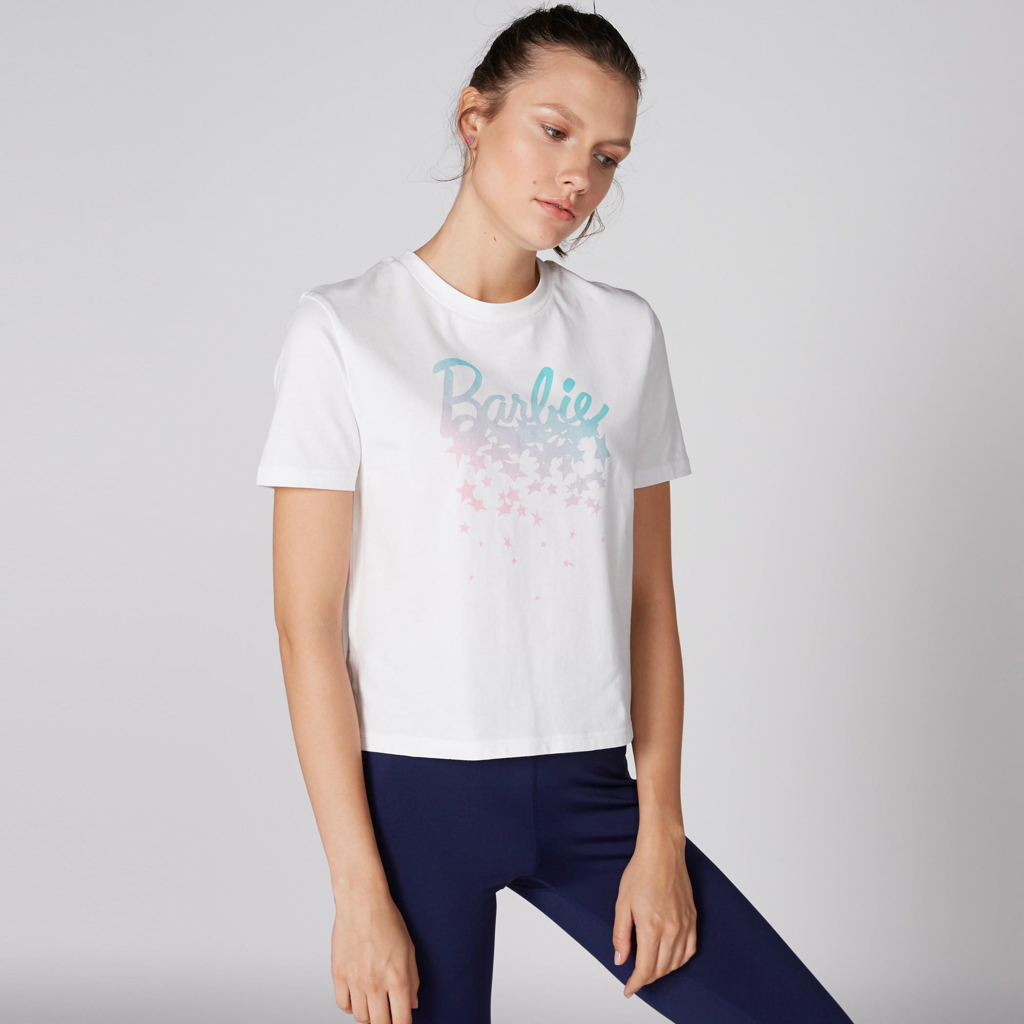تيشيرت بياقة مستديرة وأكمام قصيرة مزيّن بطبعات باربي-women-clothing-tshirts-image-1