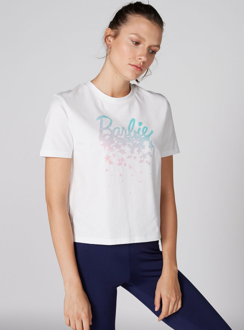 تيشيرت بياقة مستديرة وأكمام قصيرة مزيّن بطبعات باربي-women-clothing-tshirts-image-1