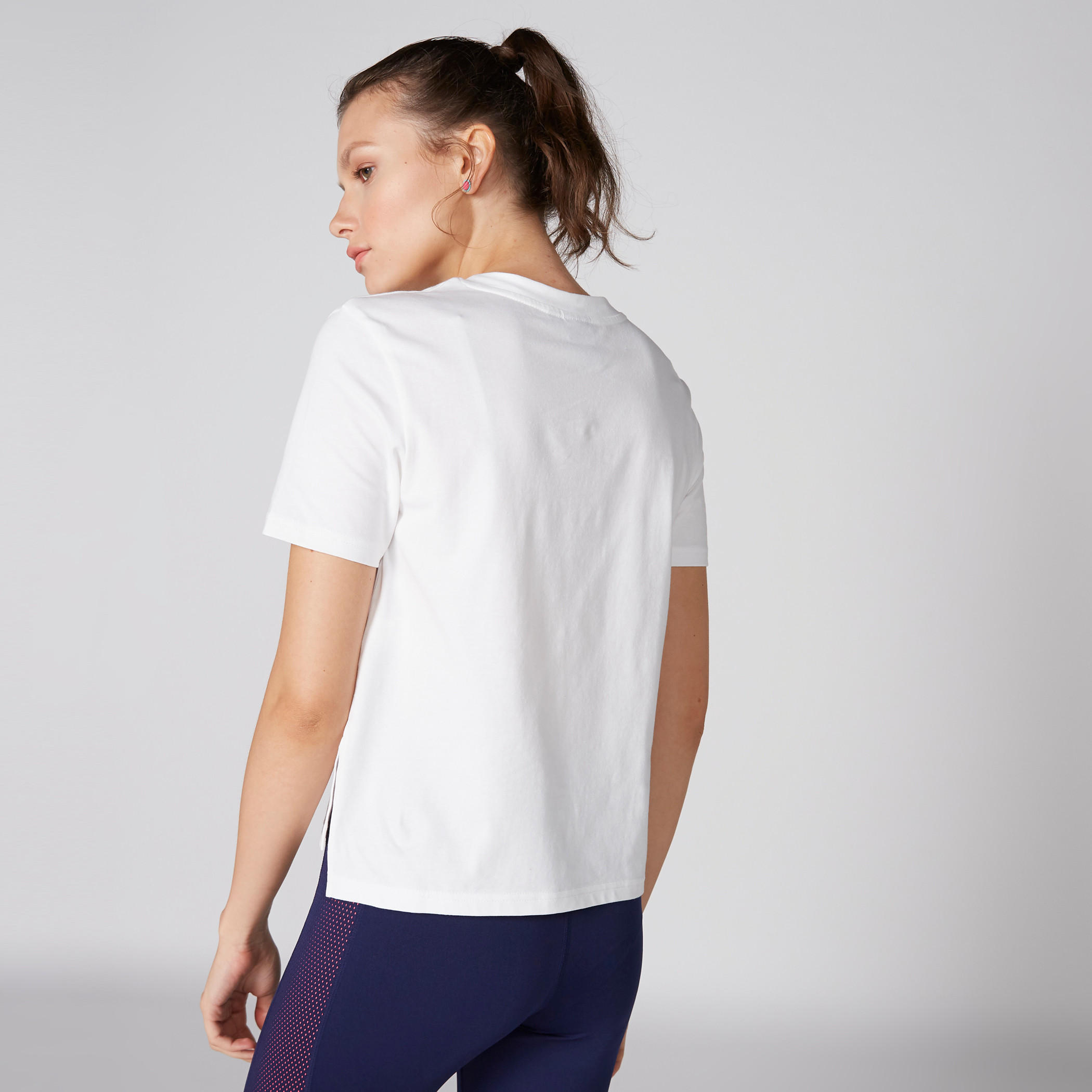 تيشيرت بياقة مستديرة وأكمام قصيرة مزيّن بطبعات باربي-women-clothing-tshirts-image-2