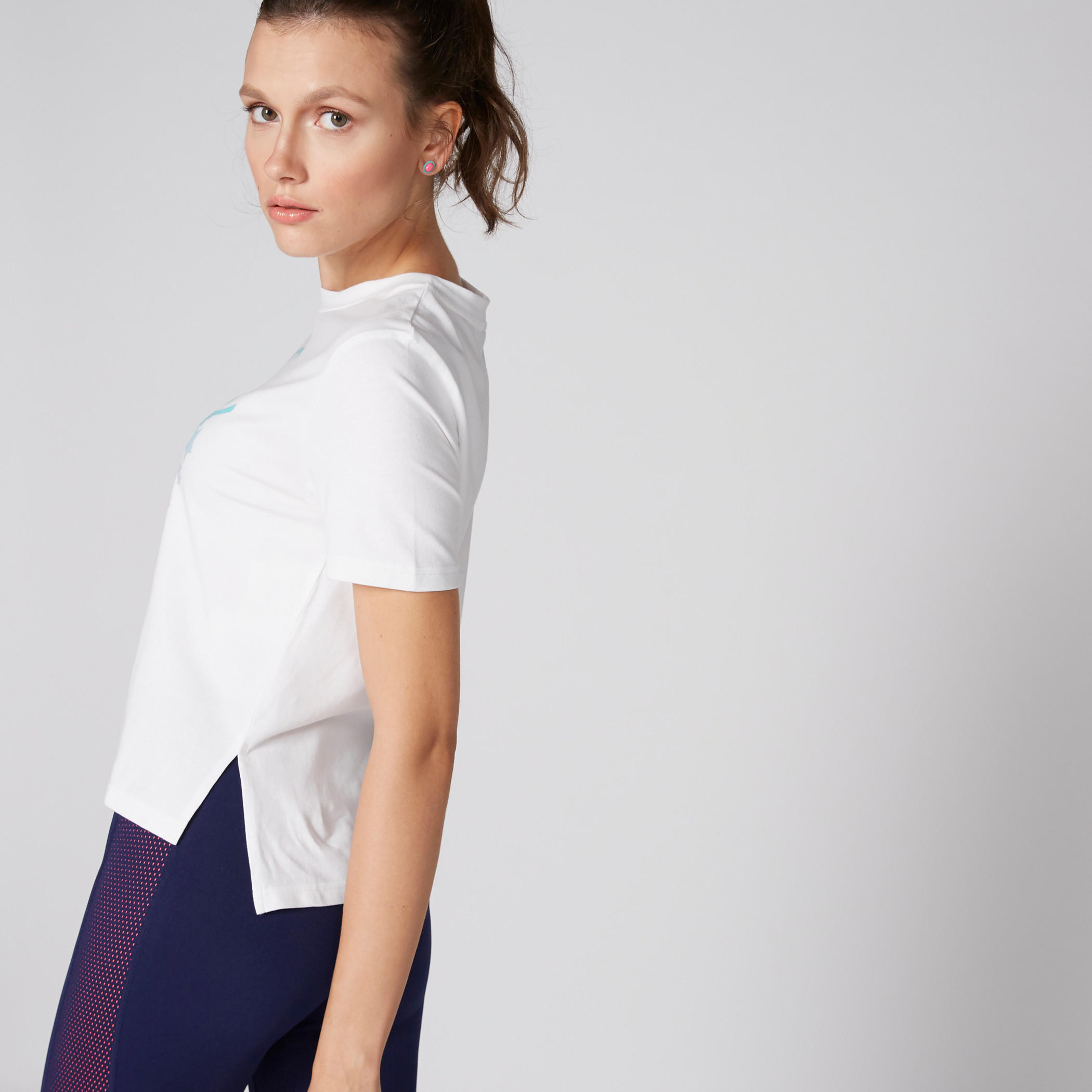 تيشيرت بياقة مستديرة وأكمام قصيرة مزيّن بطبعات باربي-women-clothing-tshirts-image-3