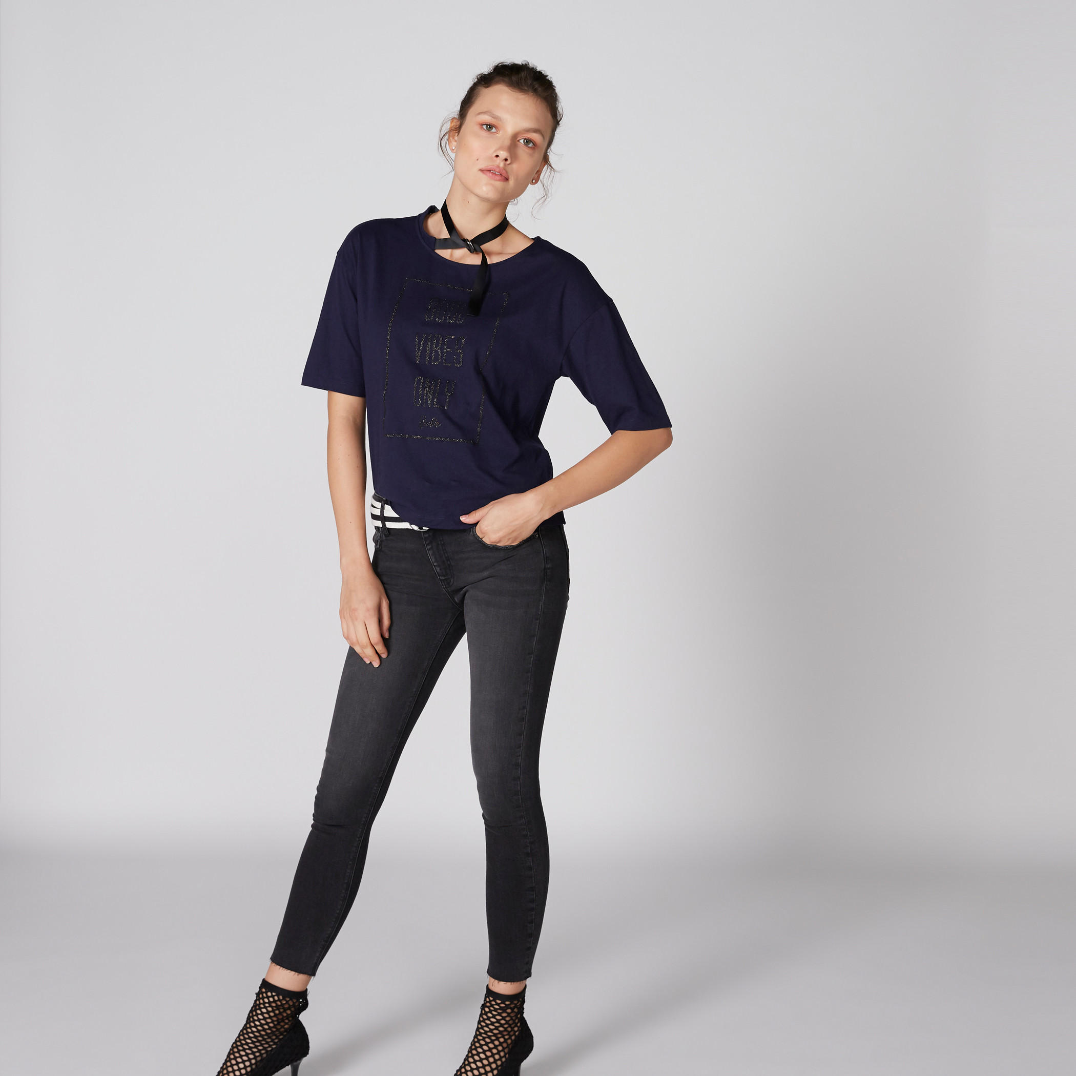 بلوزة بياقة مستديرة وأكمام قصيرة وطبعات باربي-women-clothing-tshirts-image-1