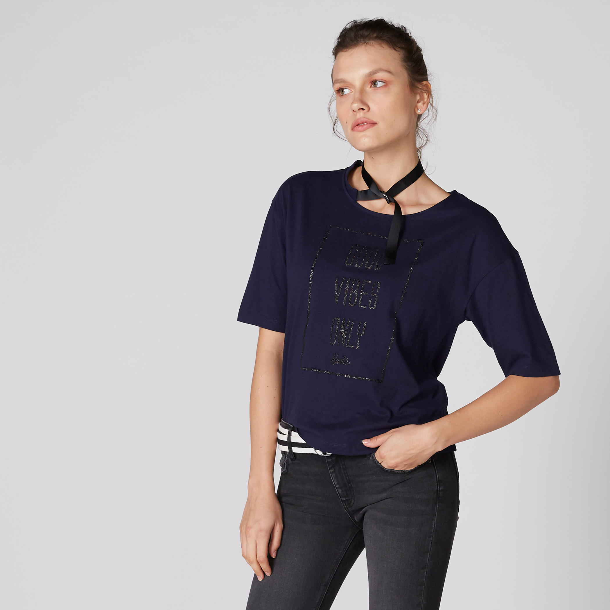 بلوزة بياقة مستديرة وأكمام قصيرة وطبعات باربي-women-clothing-tshirts-image-3